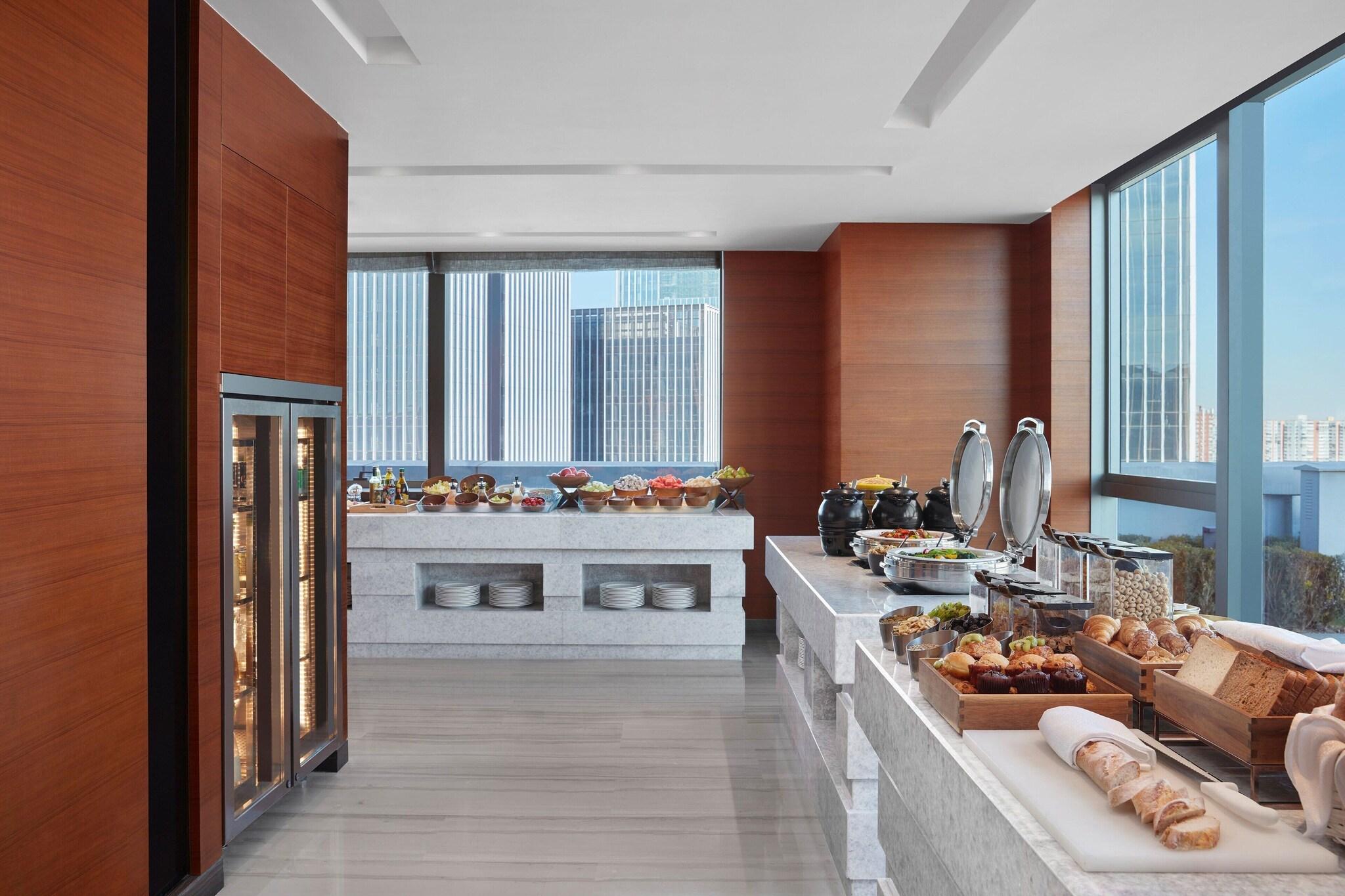 Double Club King Bed