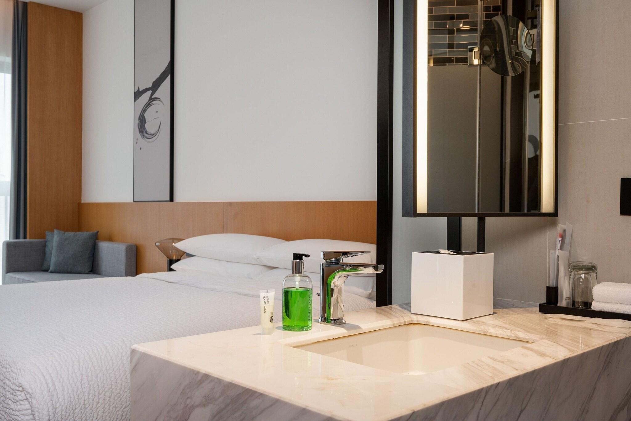 Double Deluxe King Bed