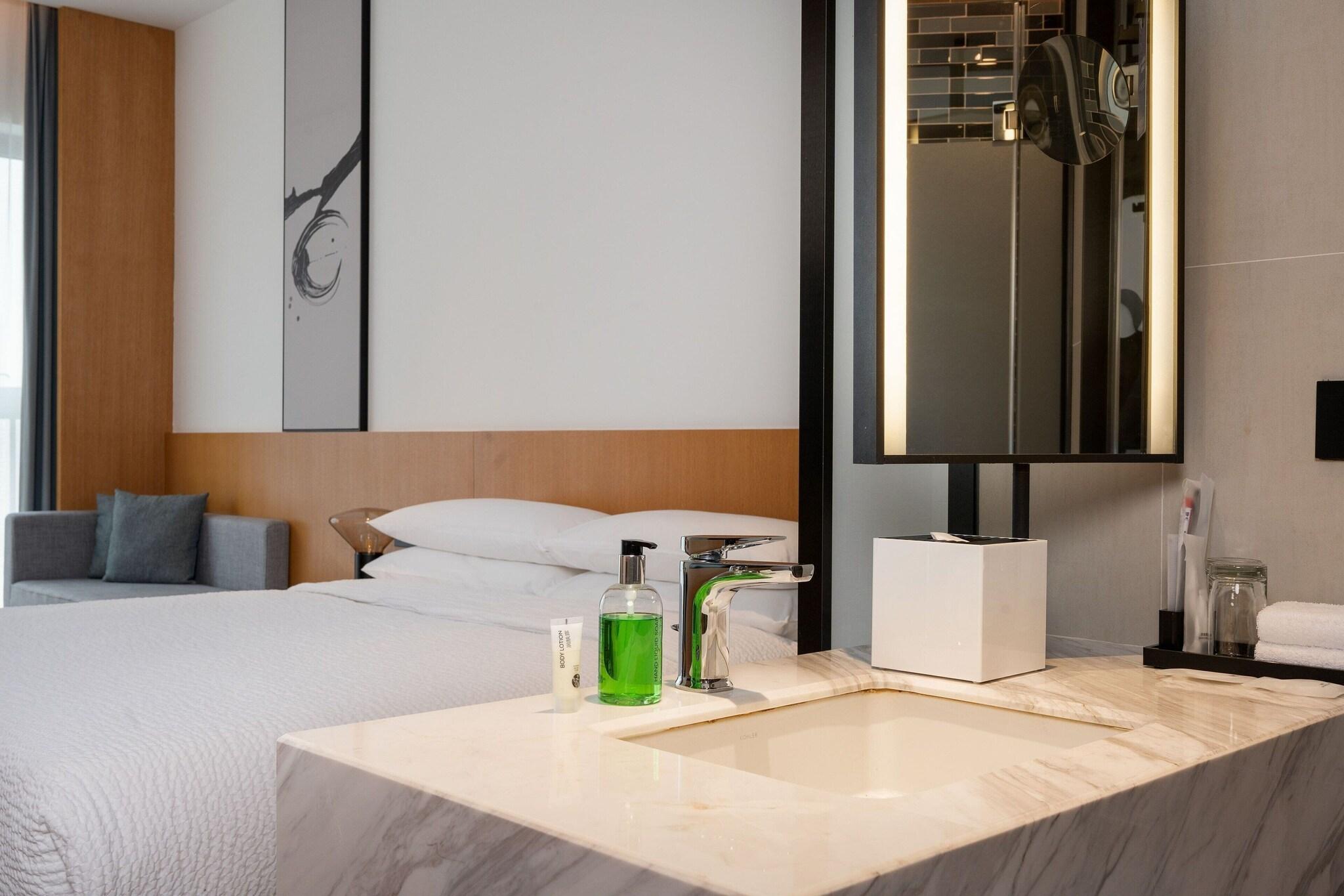 Double Deluxe King Bed