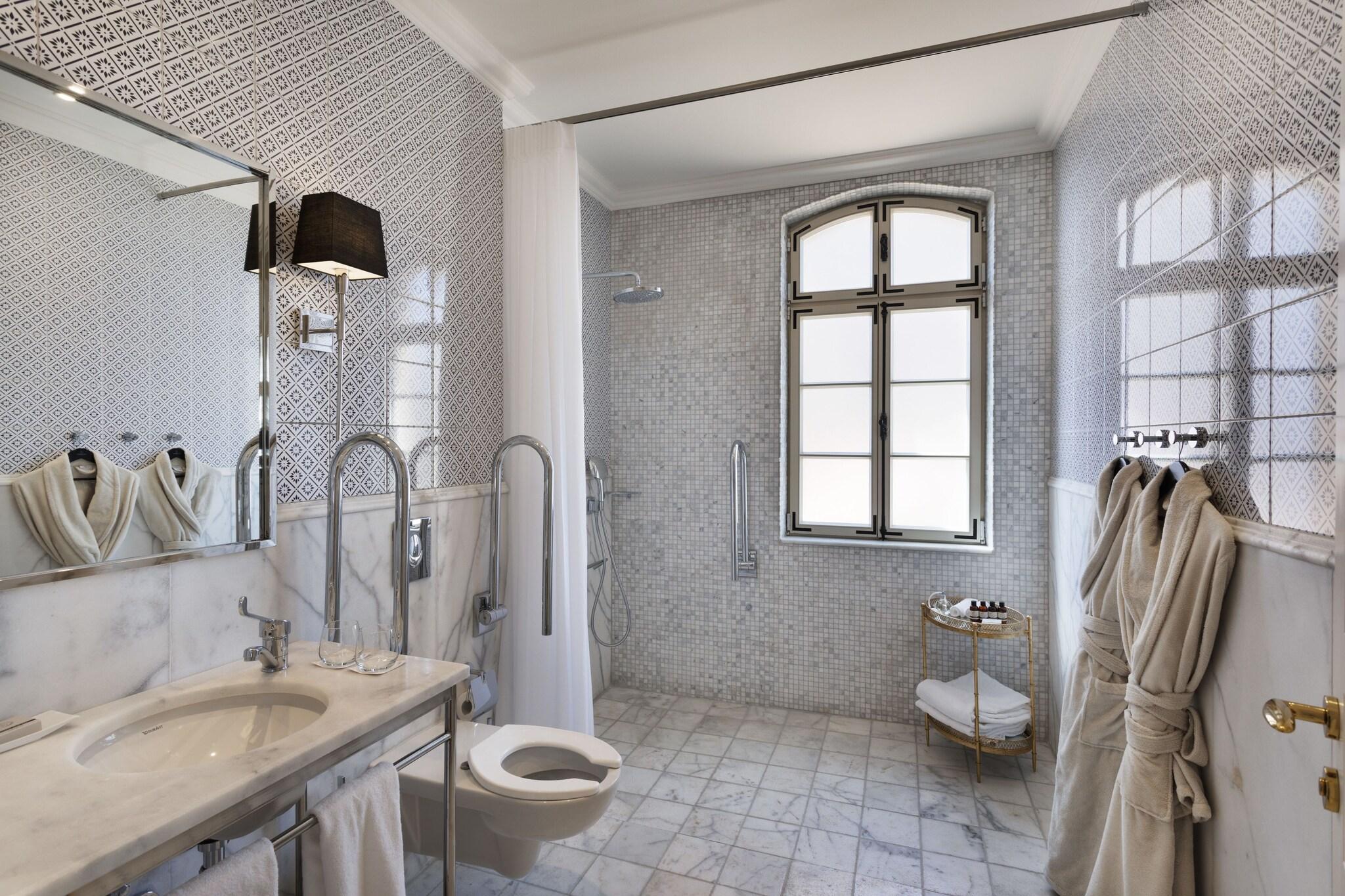 Studio Accessible King Size Bed