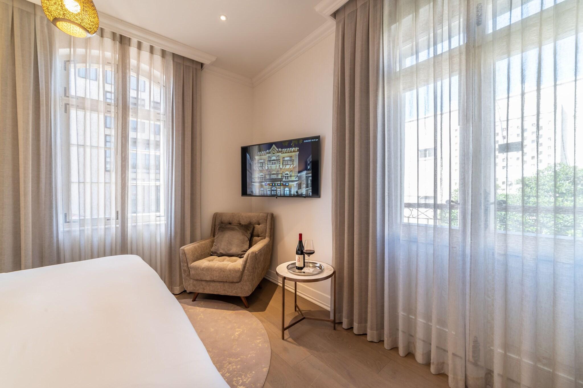 Studio Accessible King Size Bed