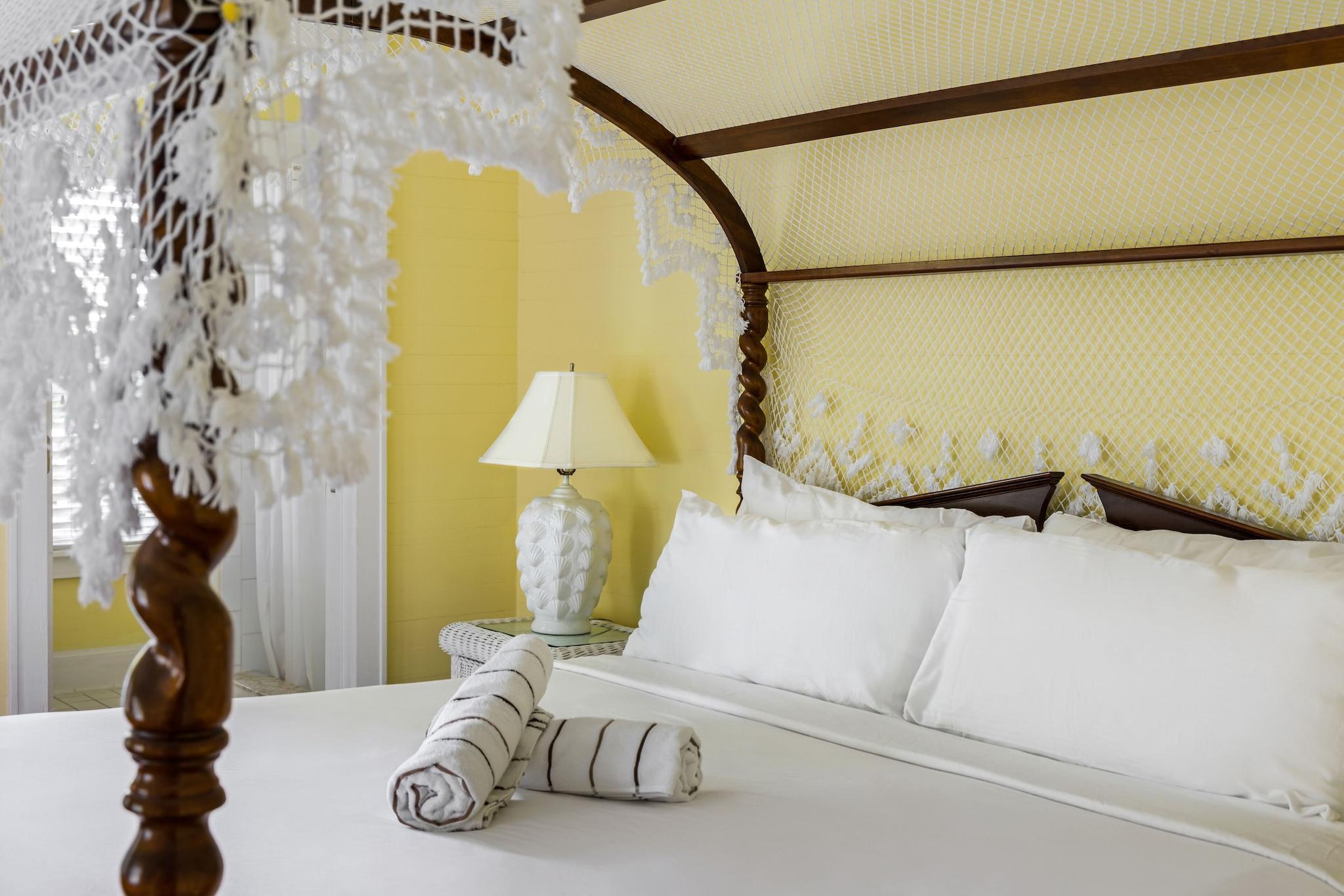 House Classic King Bed