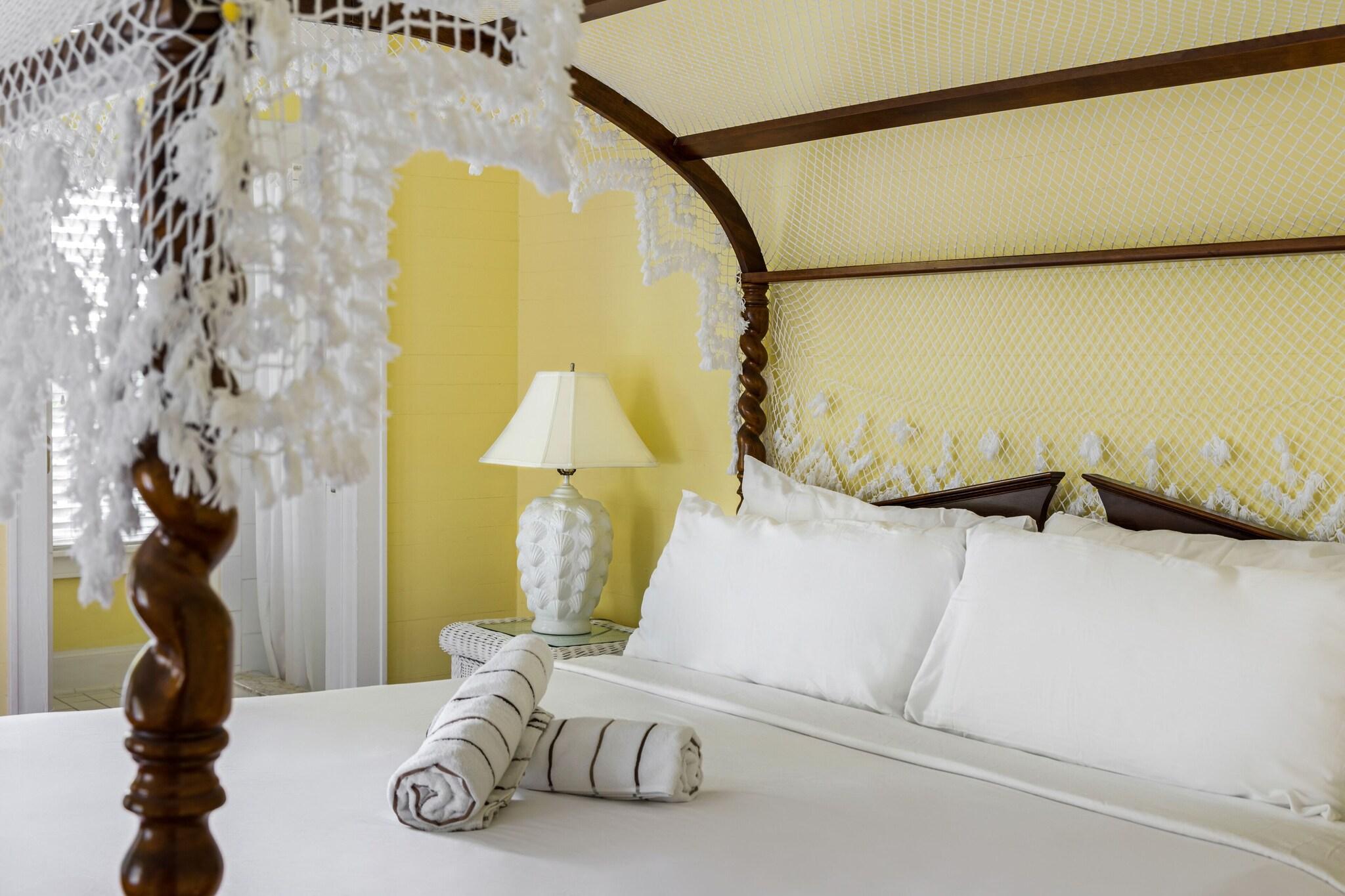 House Classic King Bed