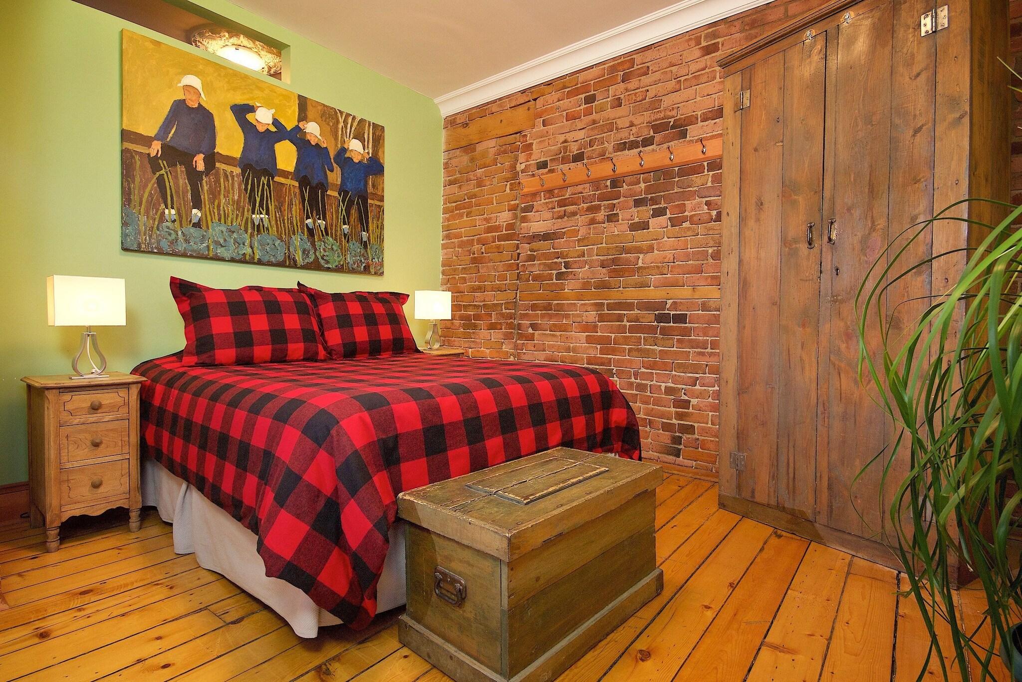 Family Room Queen Size Bed