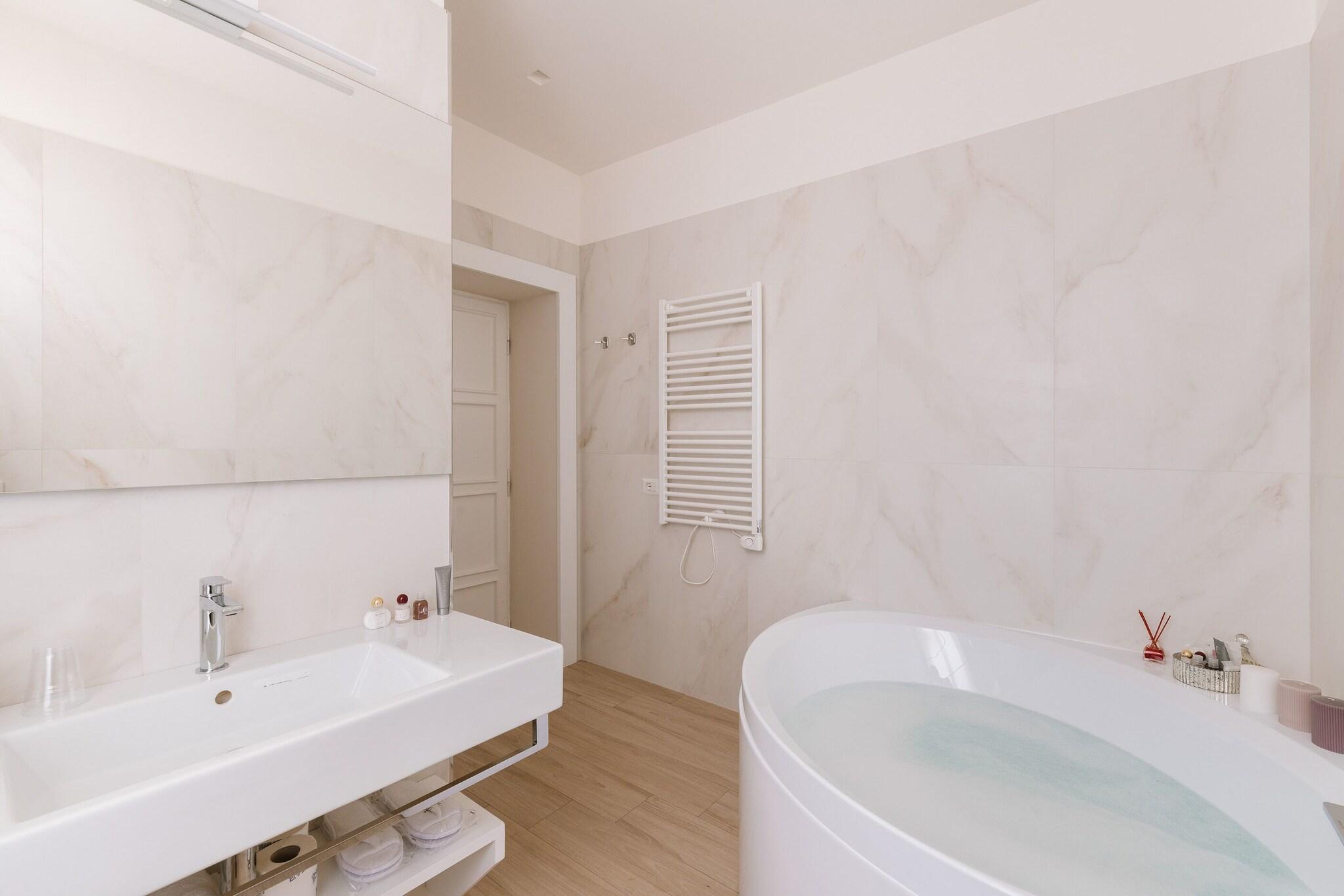 Triple Deluxe with Jacuzzi