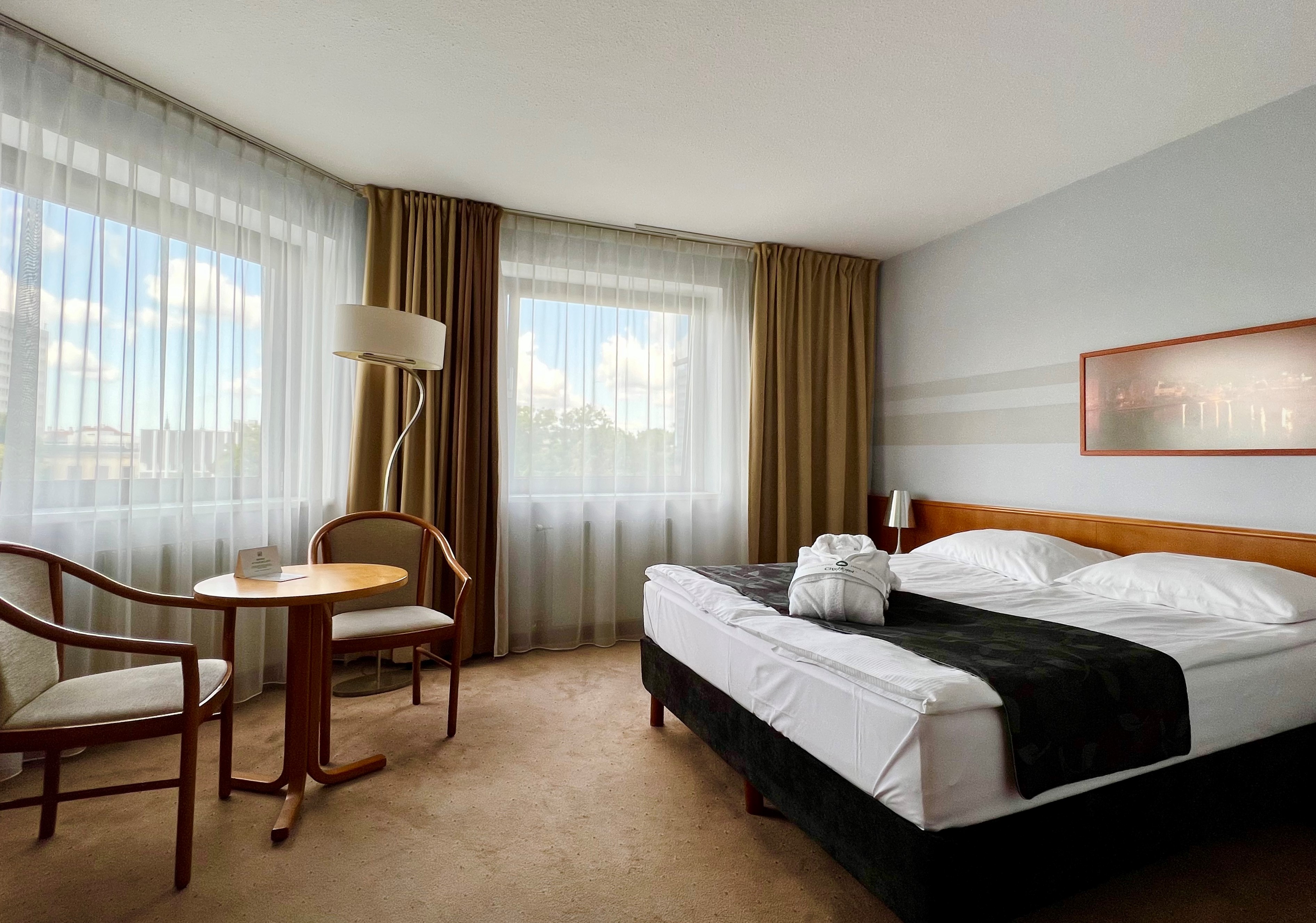 Double Deluxe One Bed