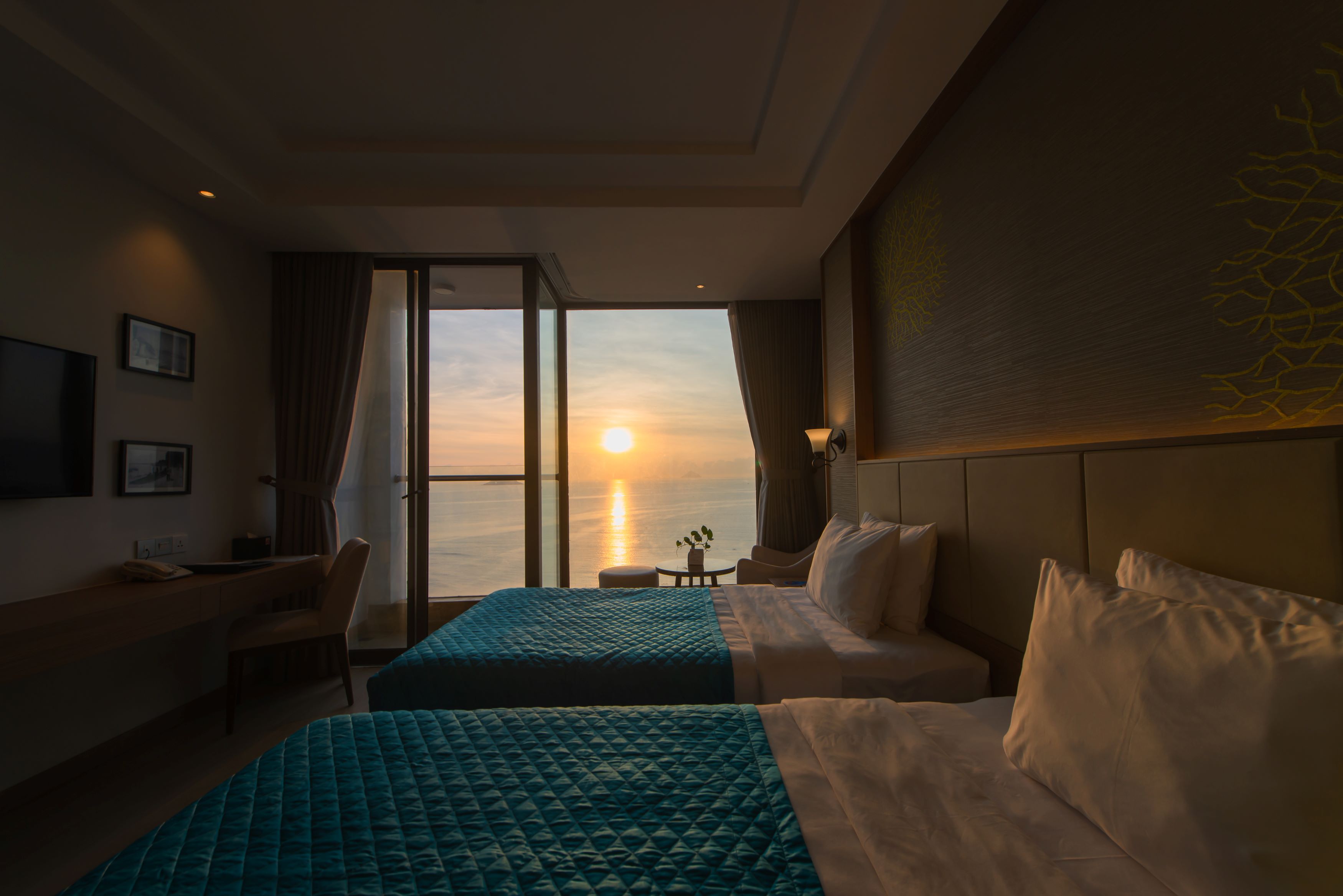 Twin Deluxe Sea View with Balcony