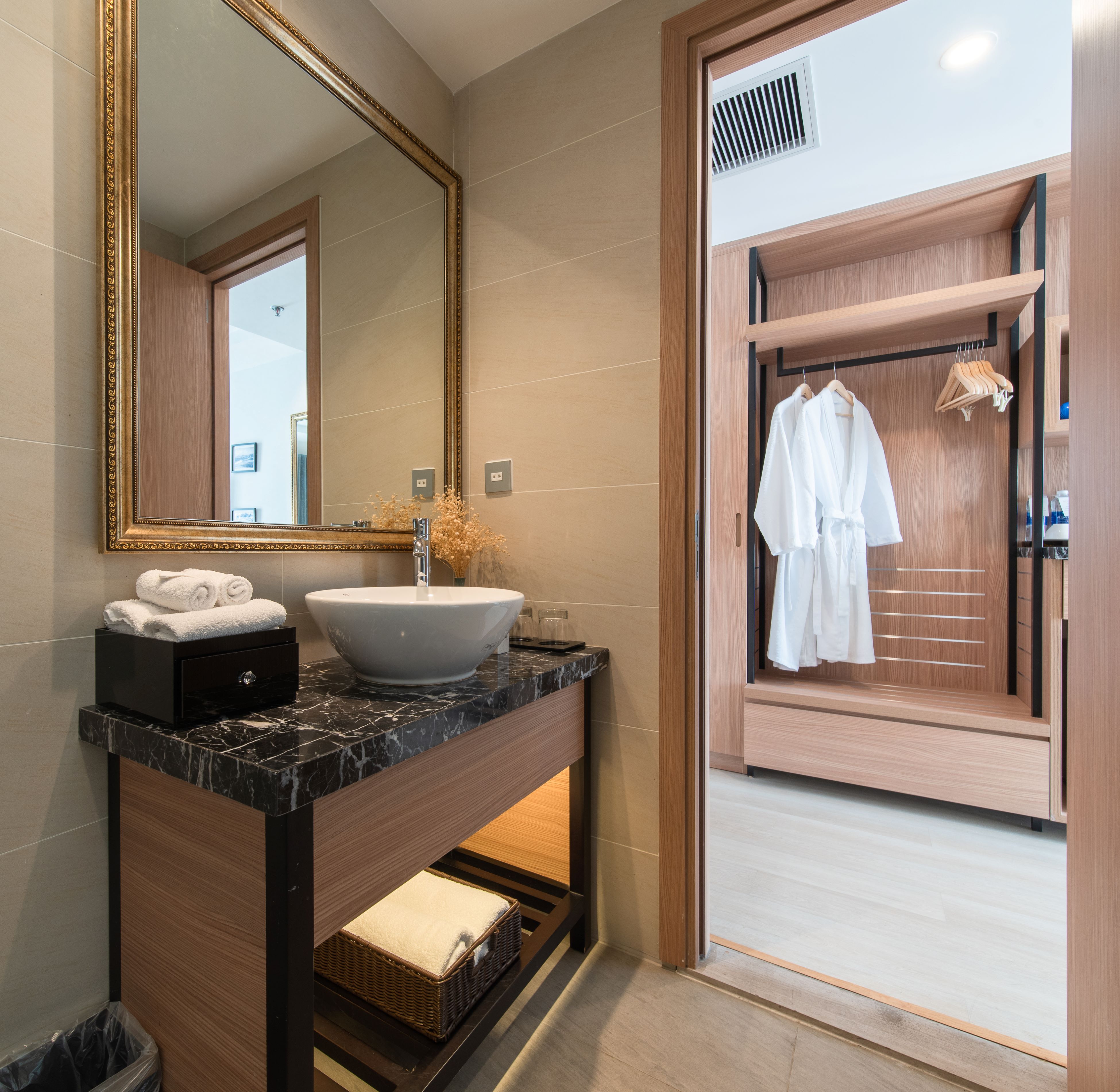 Twin Deluxe Sea View with Balcony