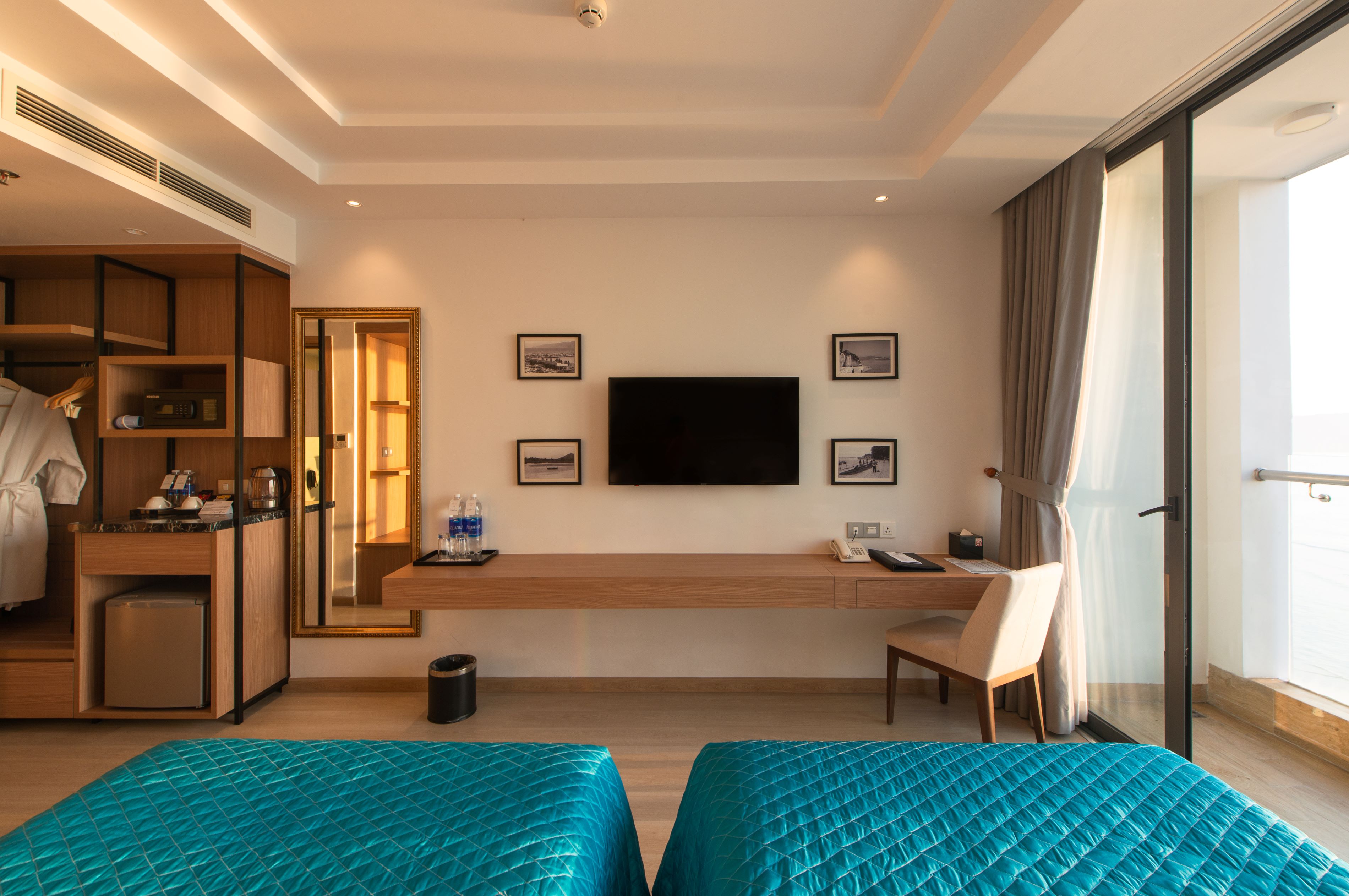 Twin Deluxe Sea View with Balcony