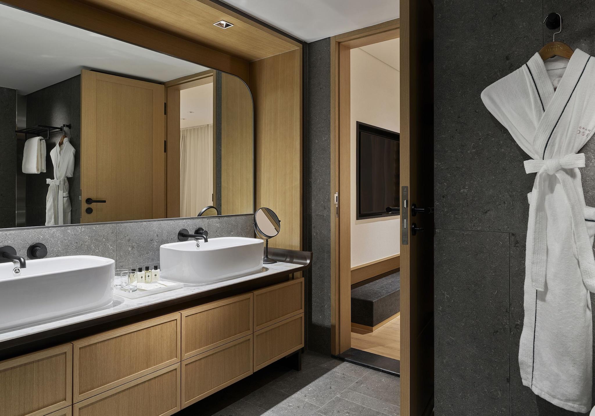 Suite City View King Bed