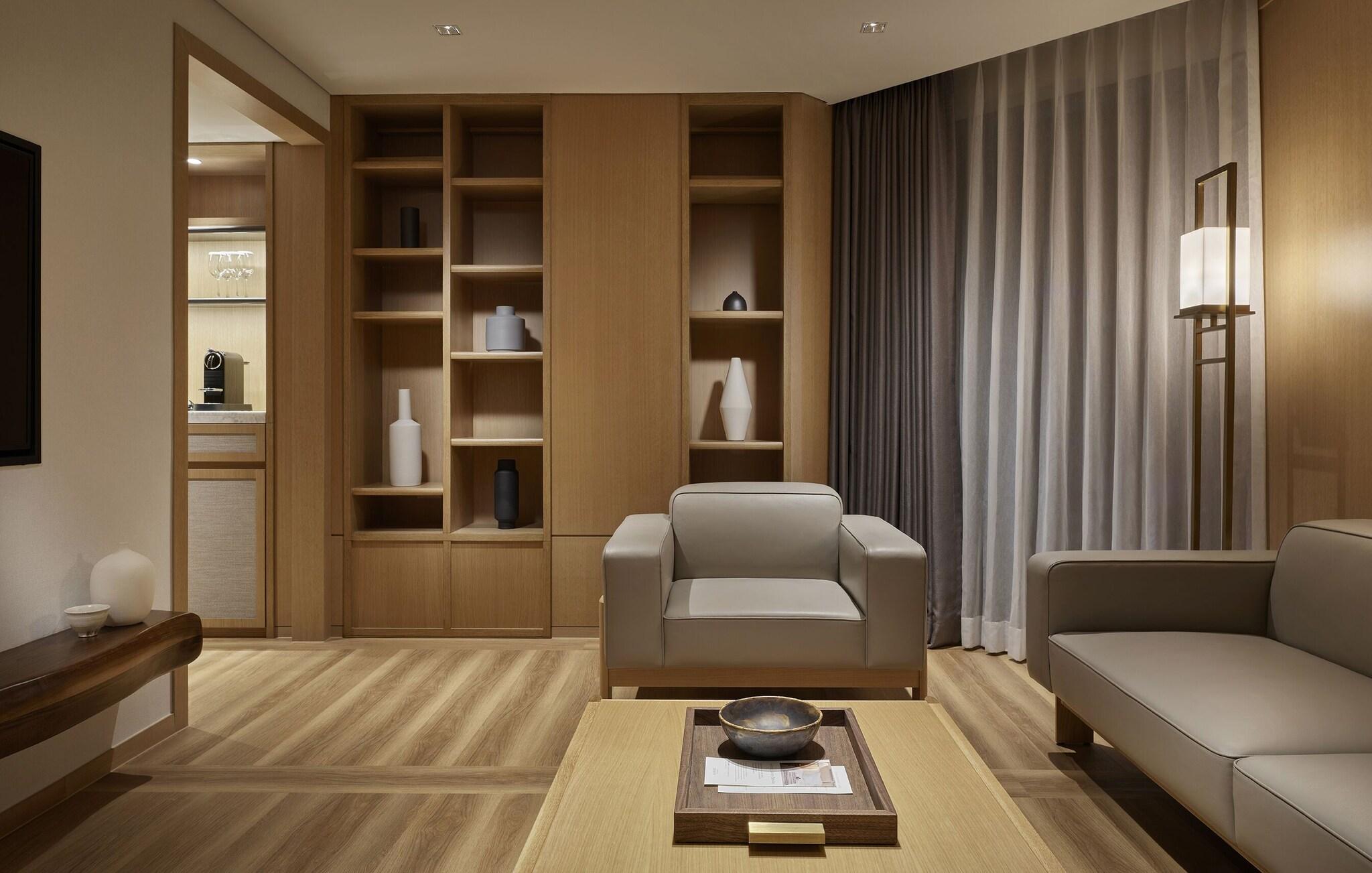 Suite City View King Bed