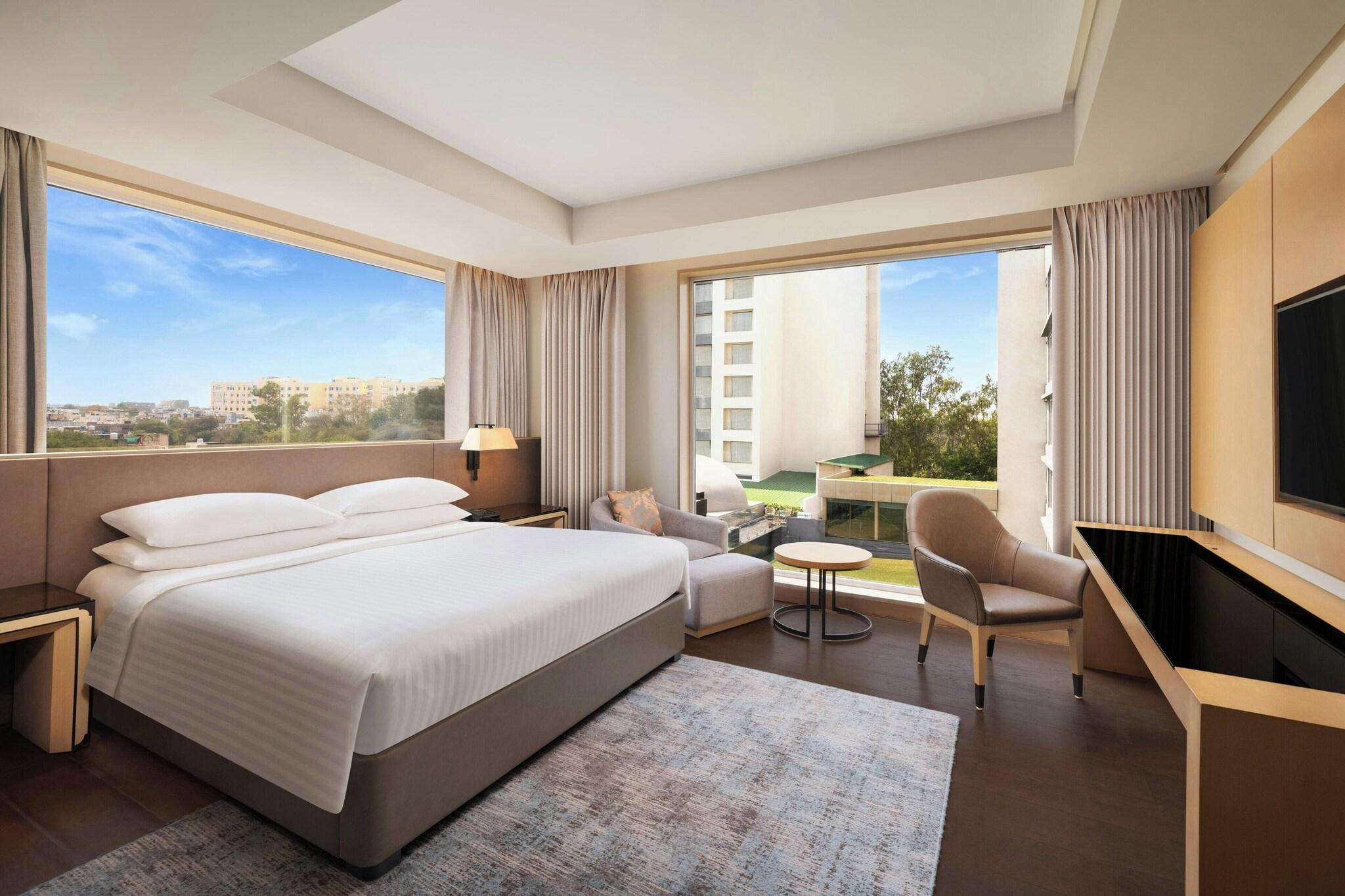 Studio Club King Bed