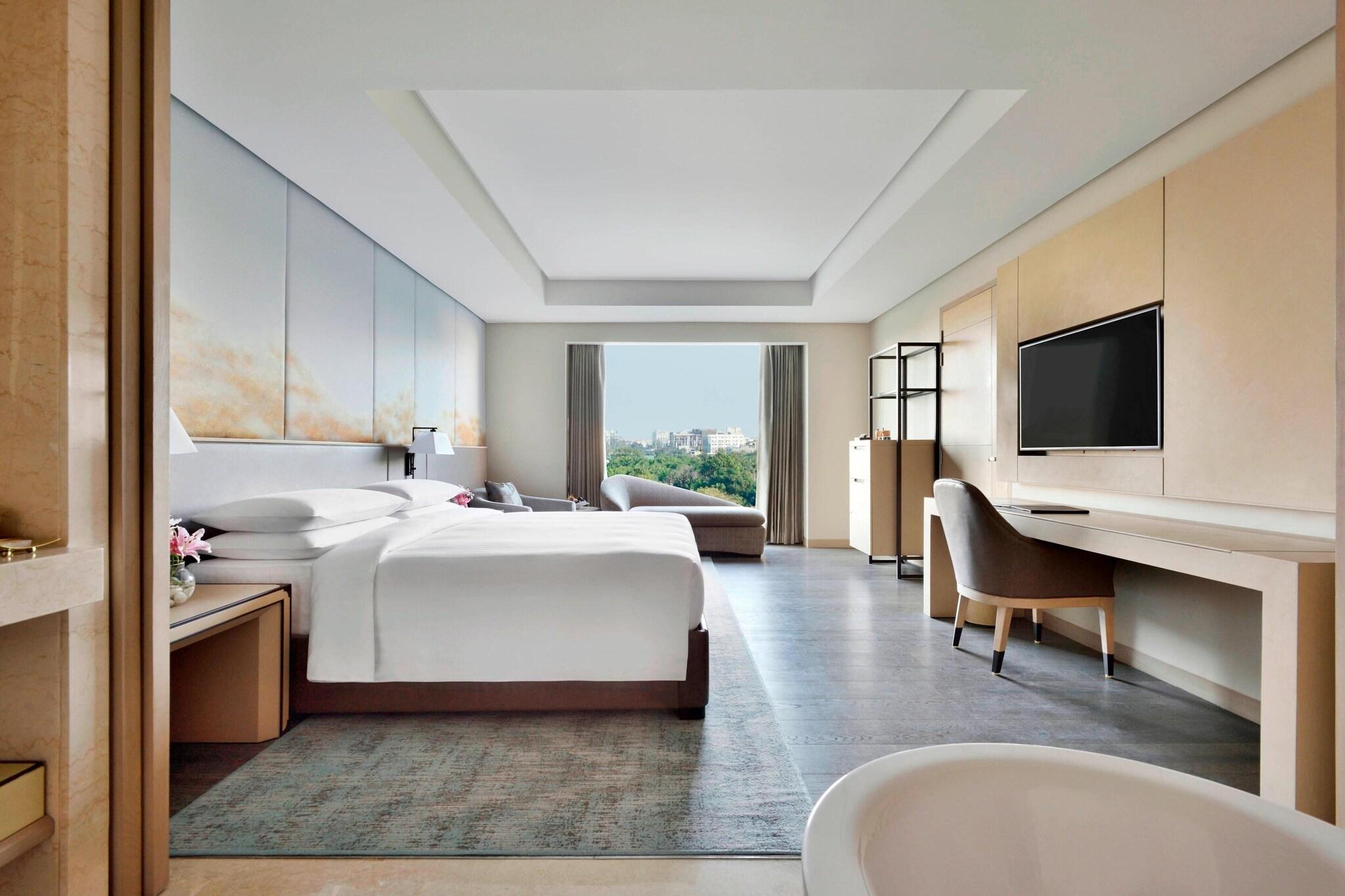 Studio Club King Bed