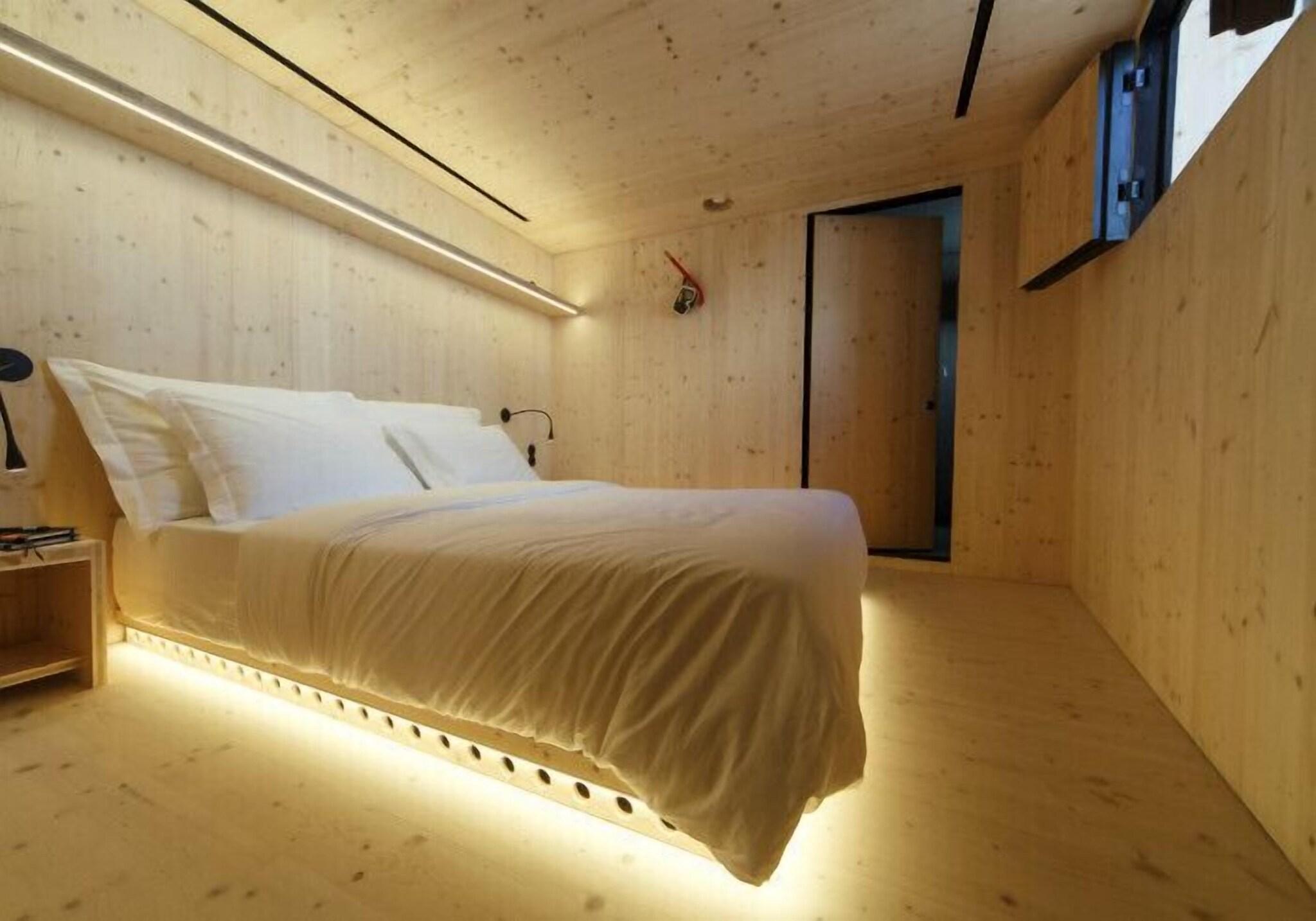 Double Superior Queen Bed