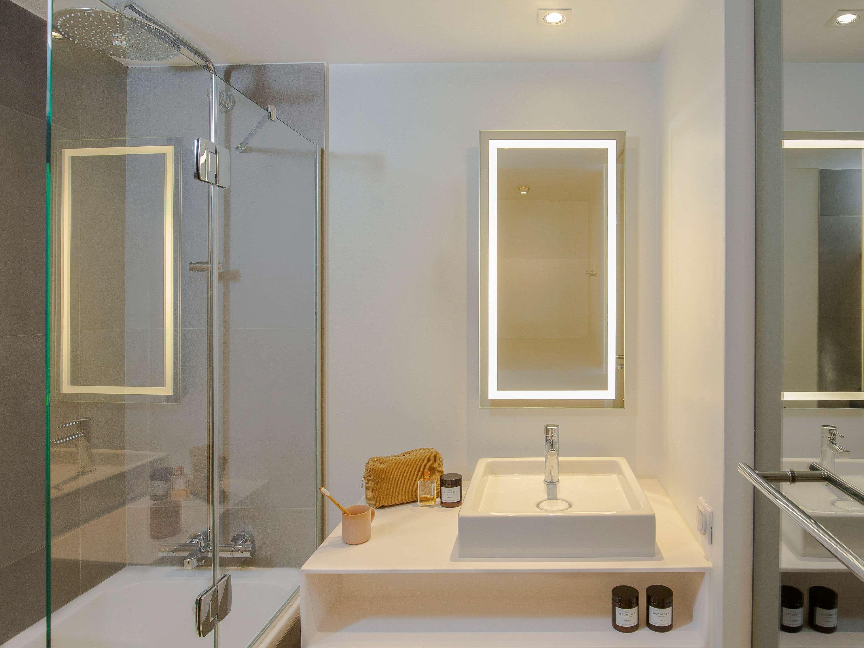 Double Executive Queen Bed