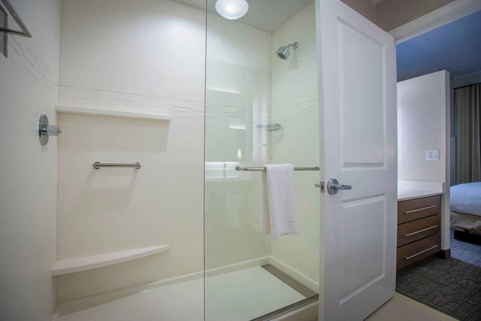 Studio Accessible King Size Bed