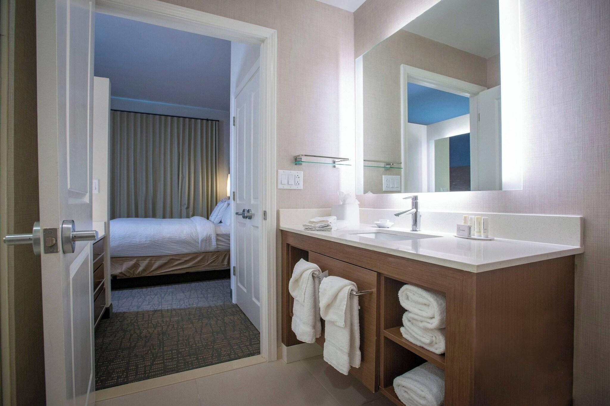 Studio Accessible King Size Bed