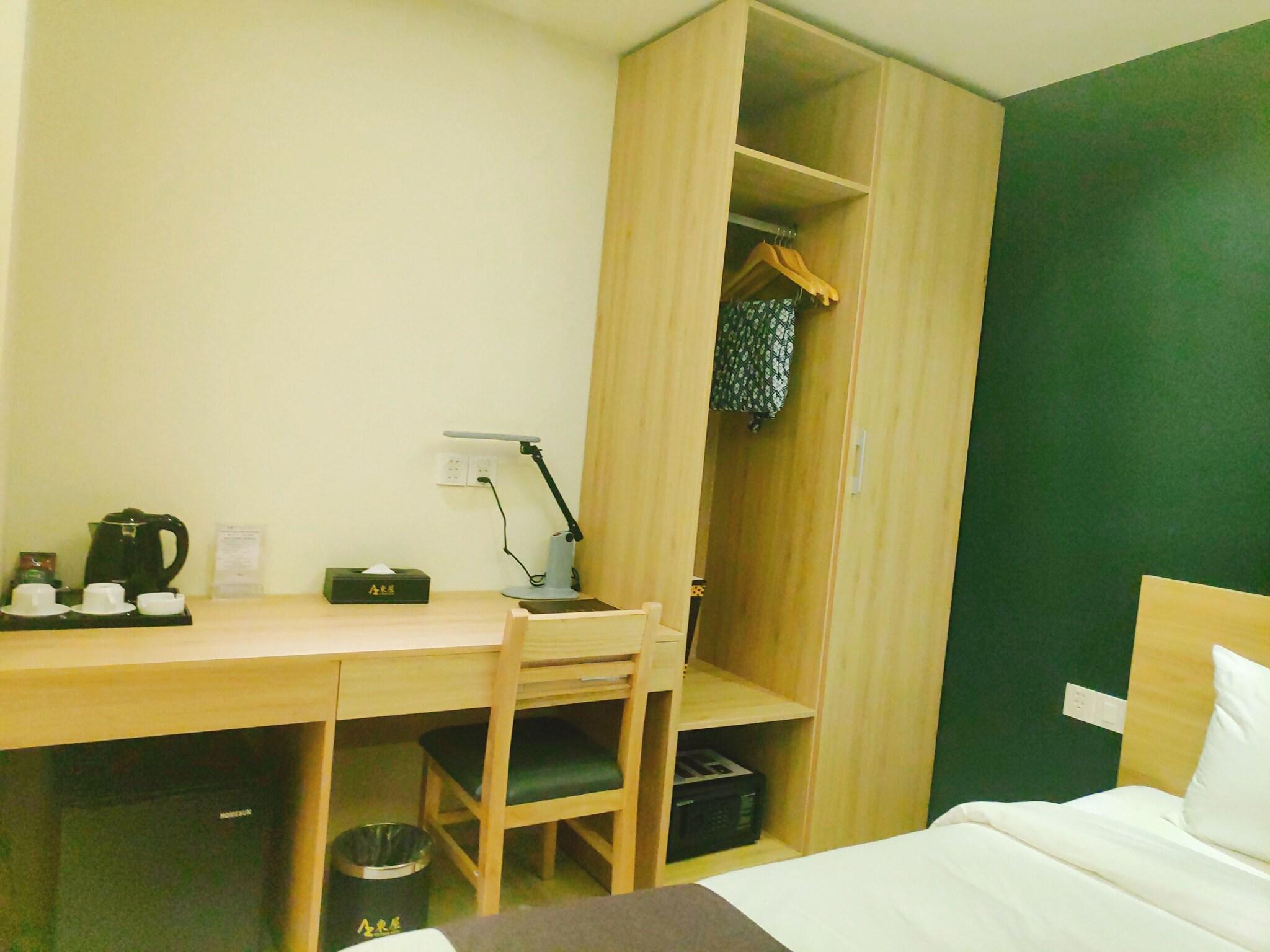 Double Executive Queen Bed