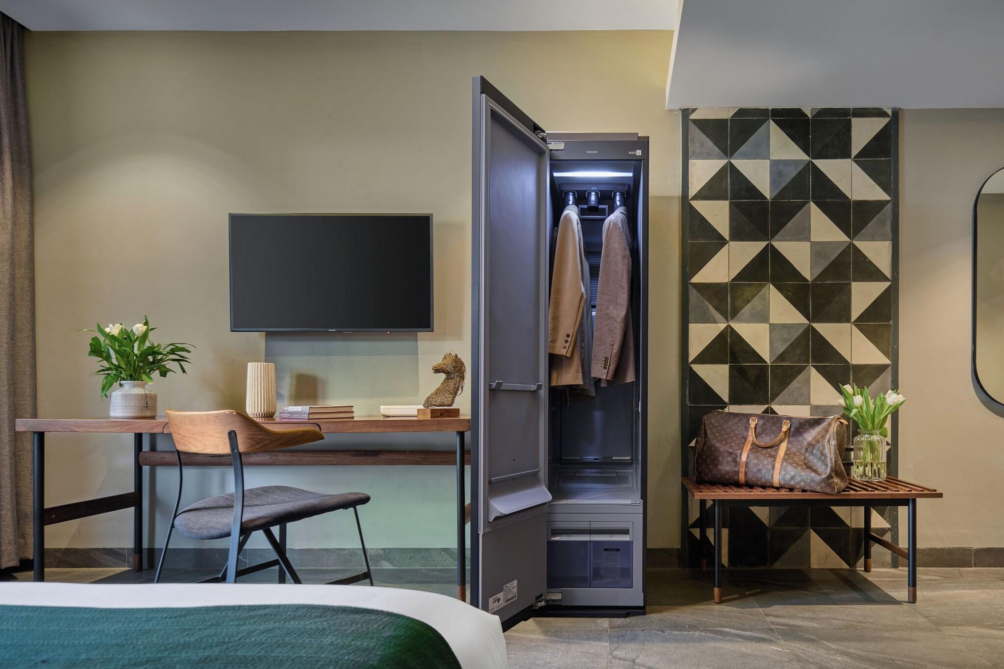 Double Deluxe Pool View