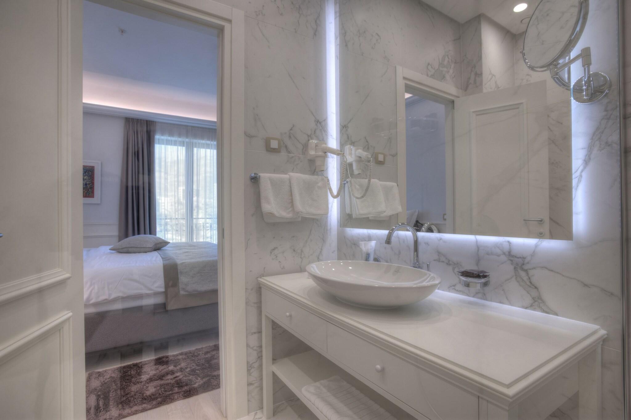 Apartment Connecting Room