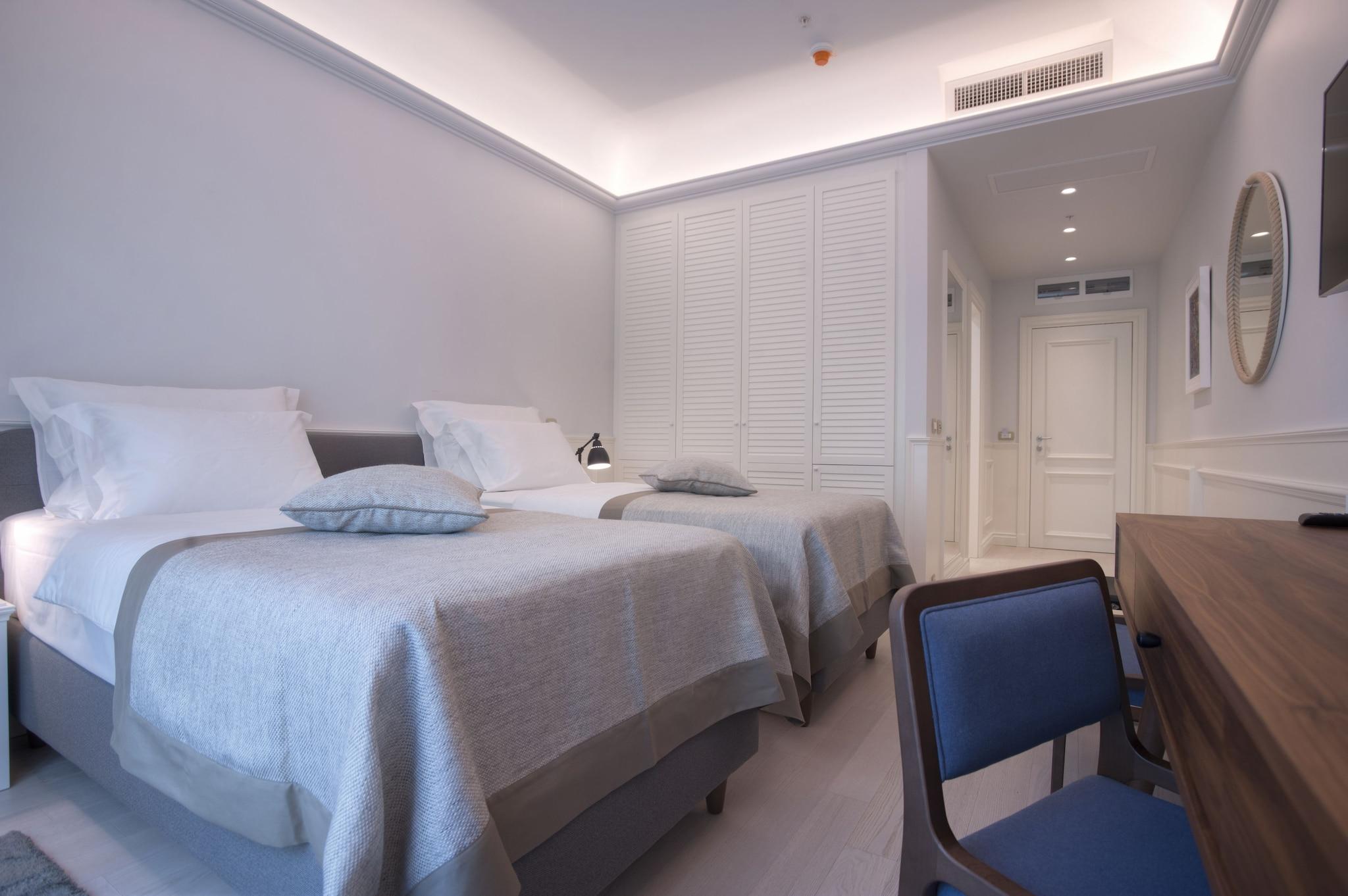 Double or Twin City View King Bed