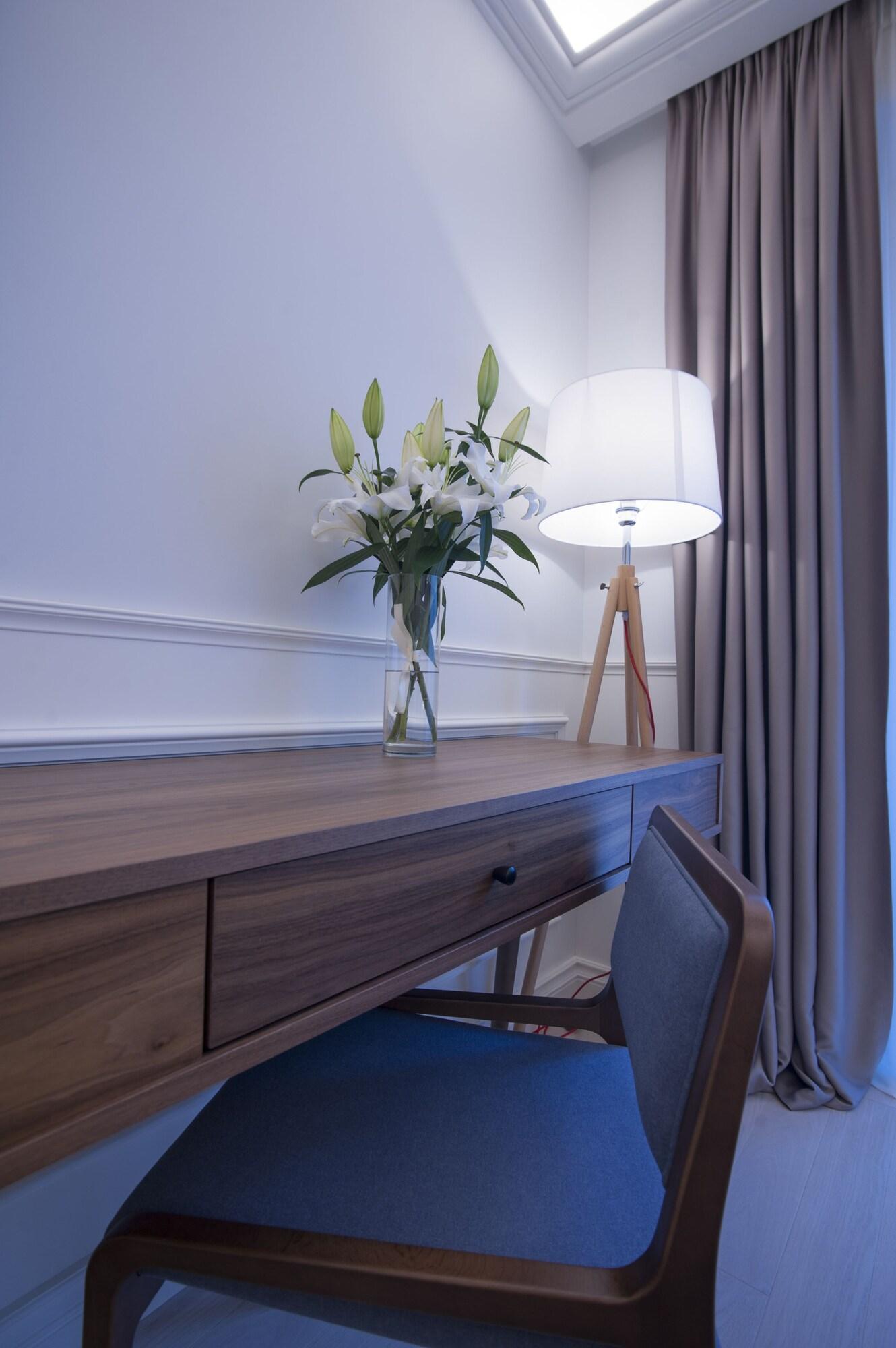 Double or Twin City View King Bed