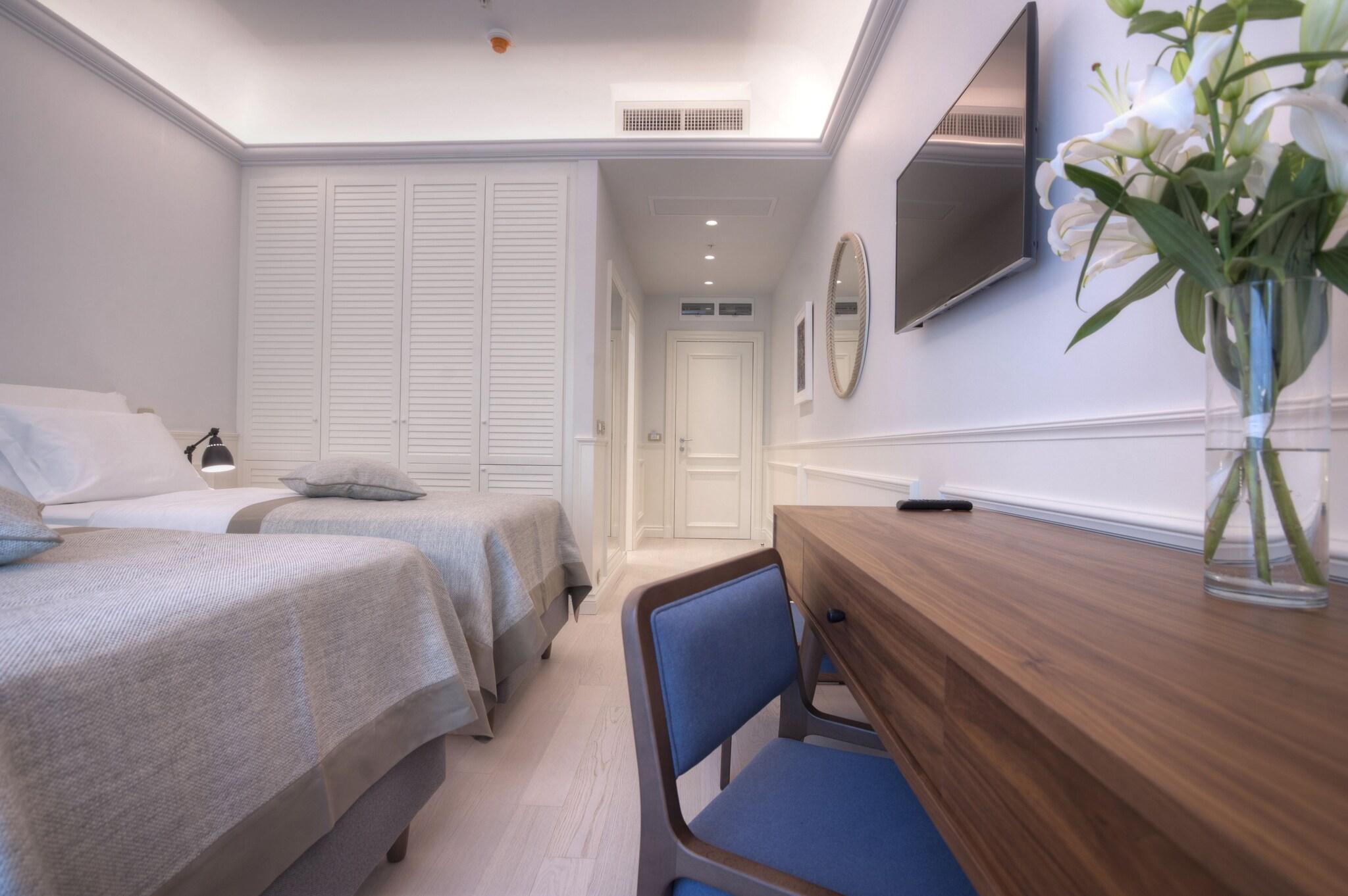 Double or Twin City View King Bed