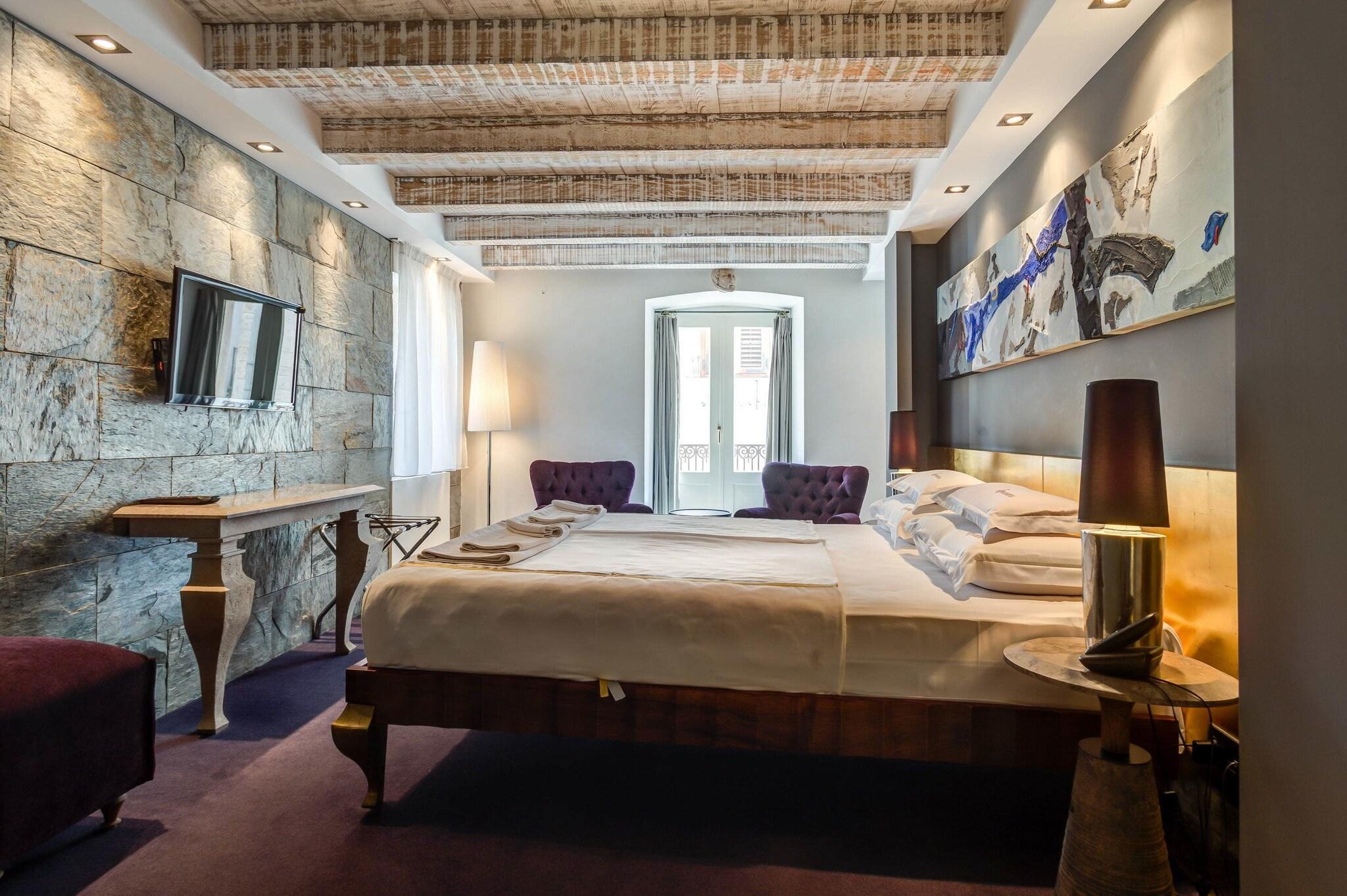 Suite Queen Size Bed