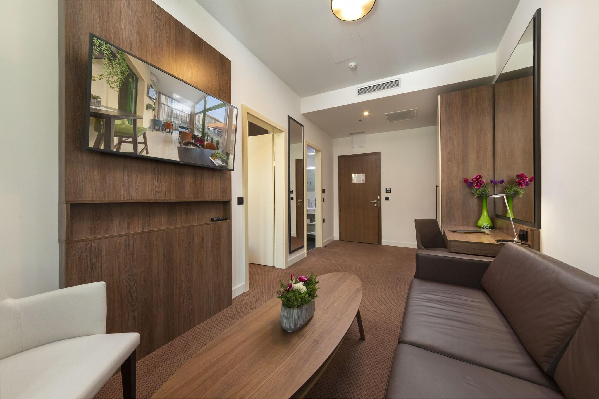 Junior Suite City View Queen Bed