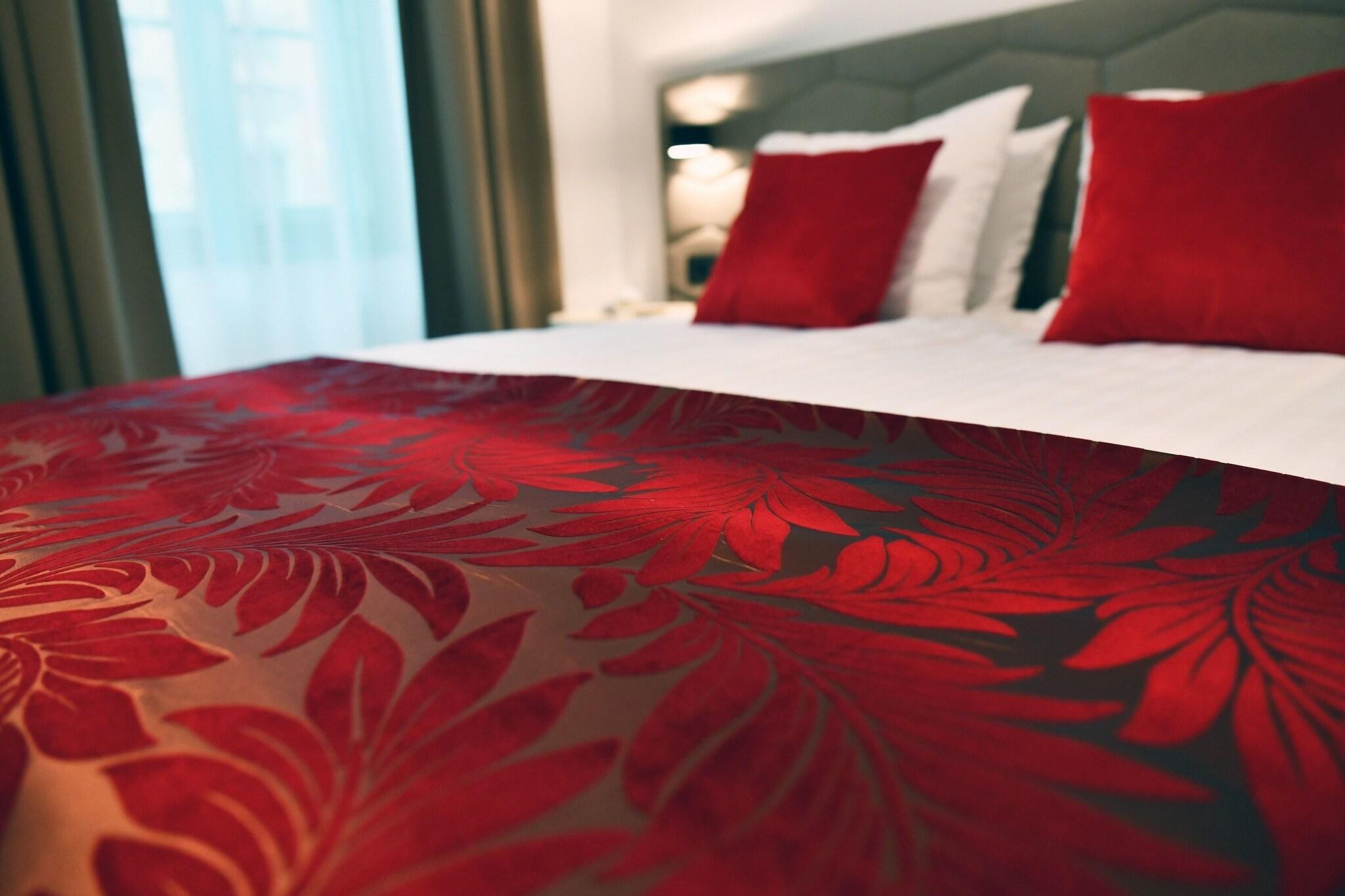 Junior Suite City View Queen Bed