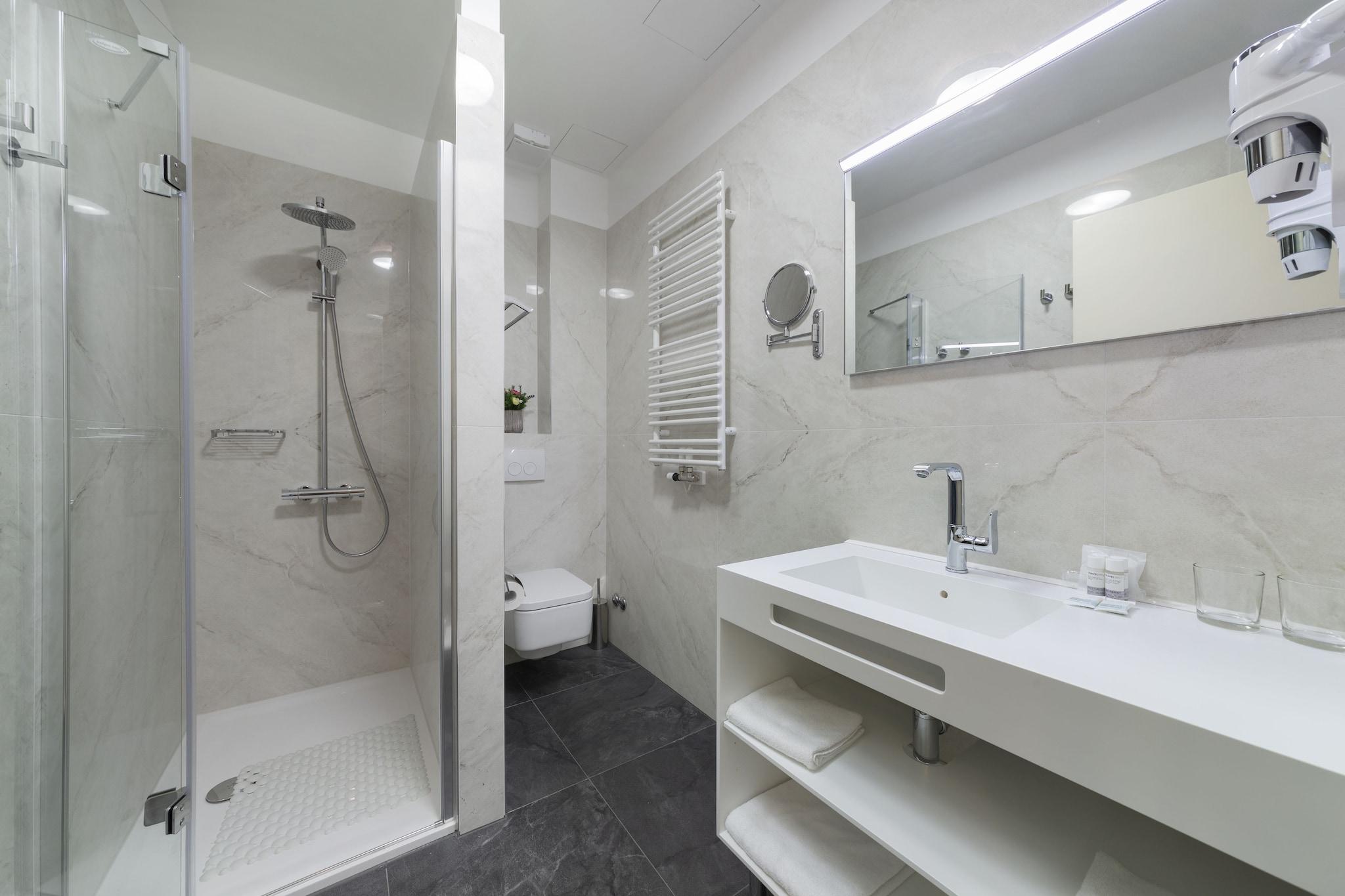 Junior Suite City View Queen Bed