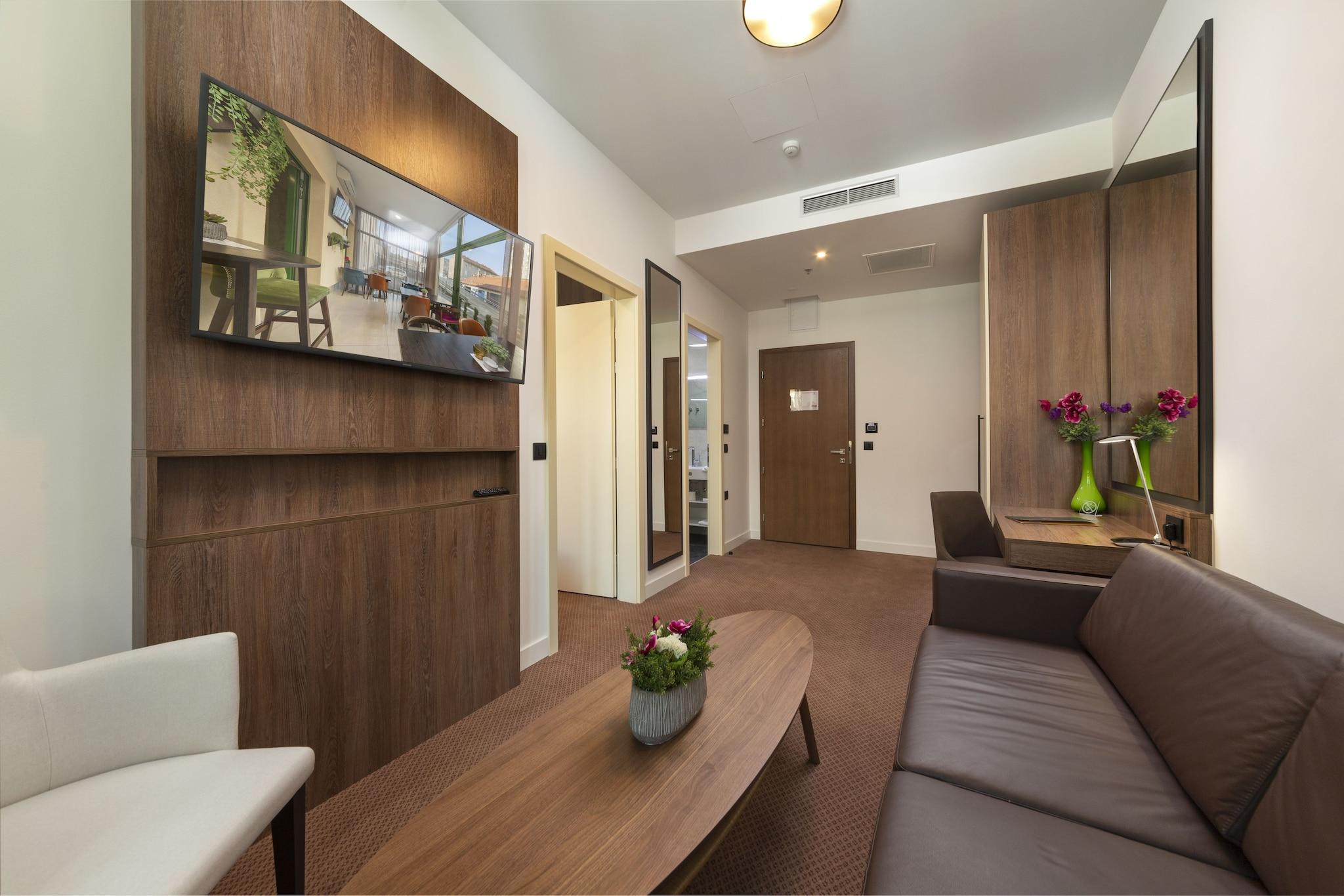 Junior Suite City View Queen Bed