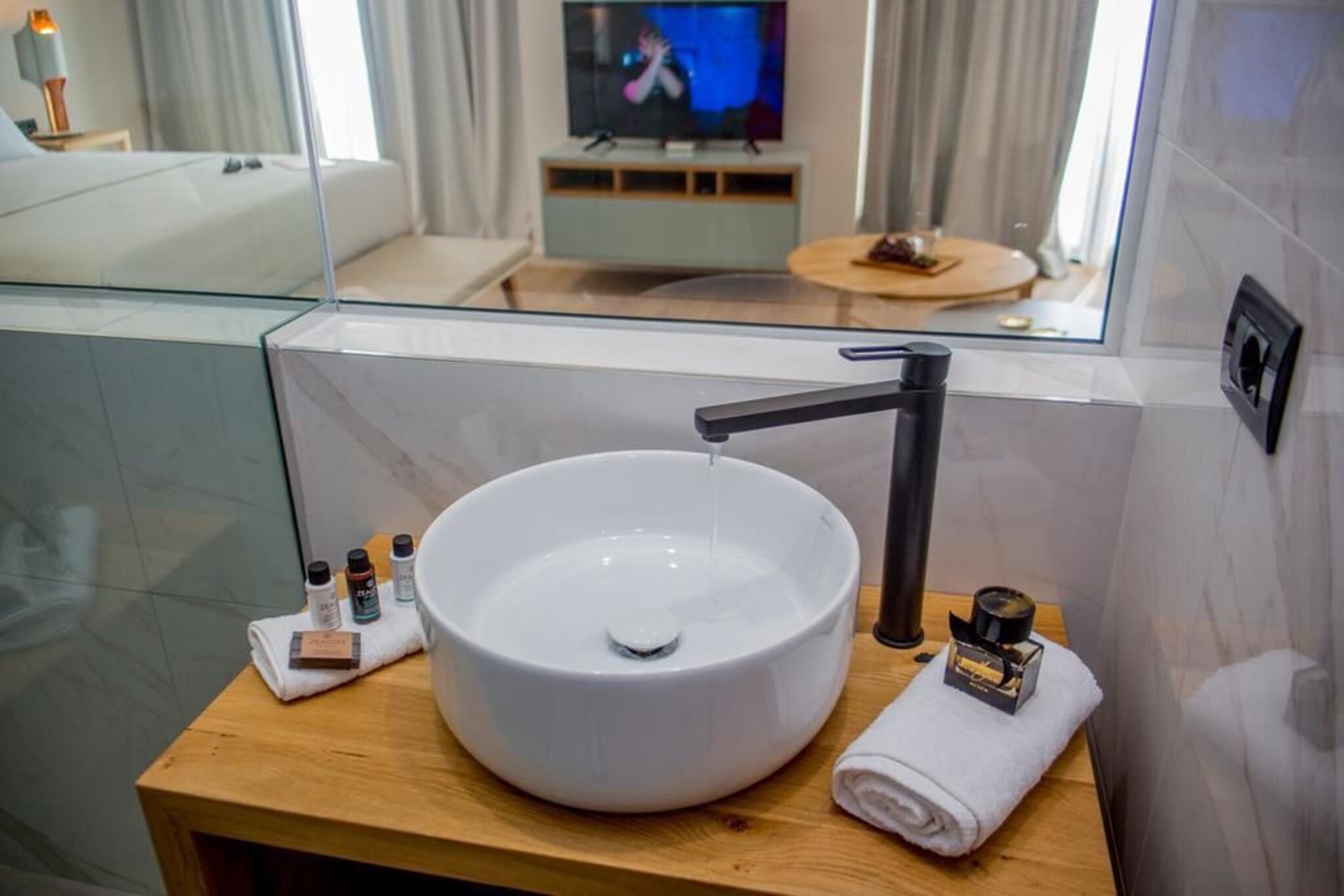 Junior Suite Sea View King Bed