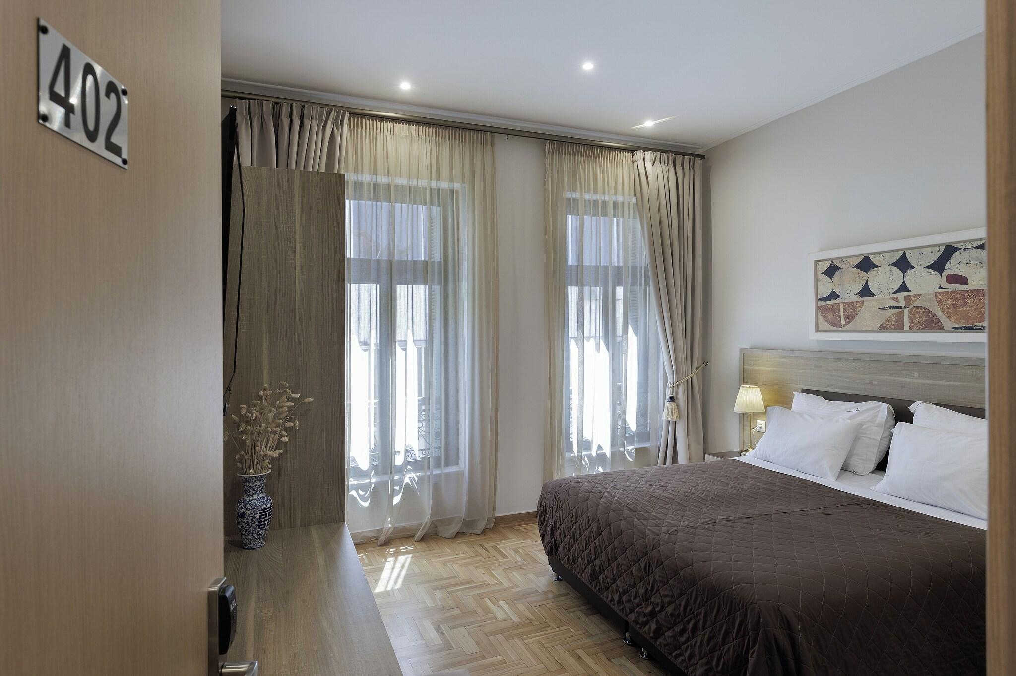 Double Classic Queen Bed