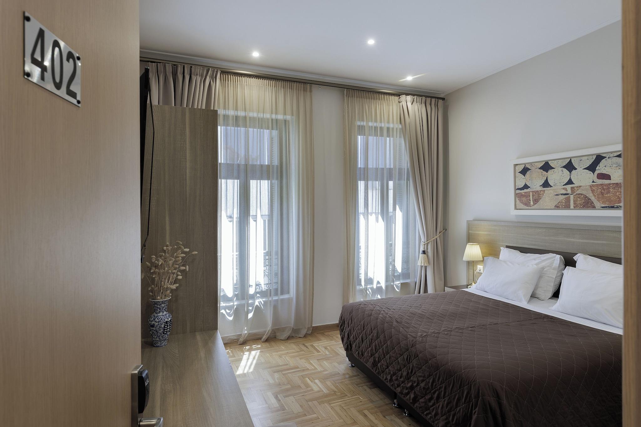 Double Classic Queen Bed