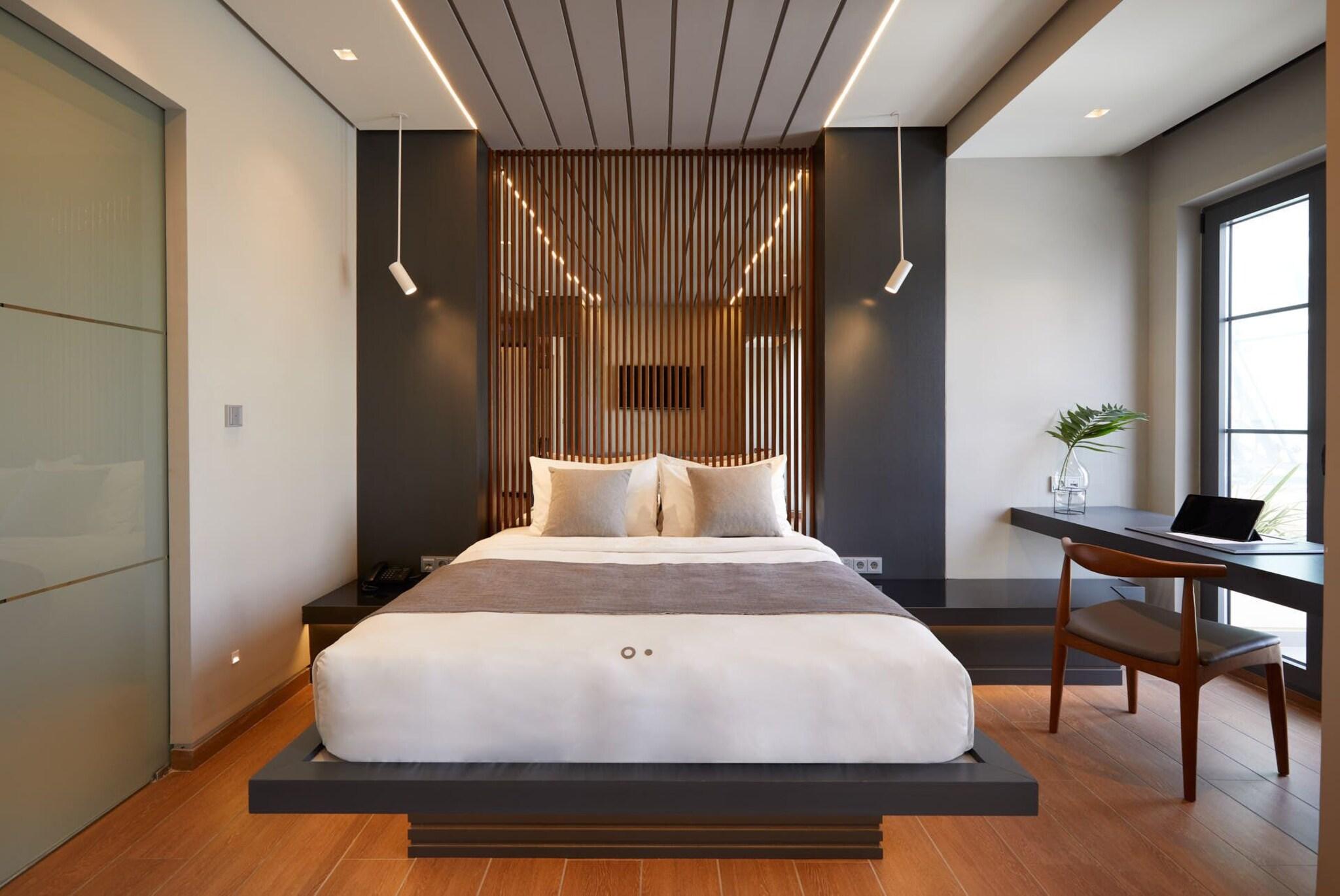 Junior Suite Queen Size Bed