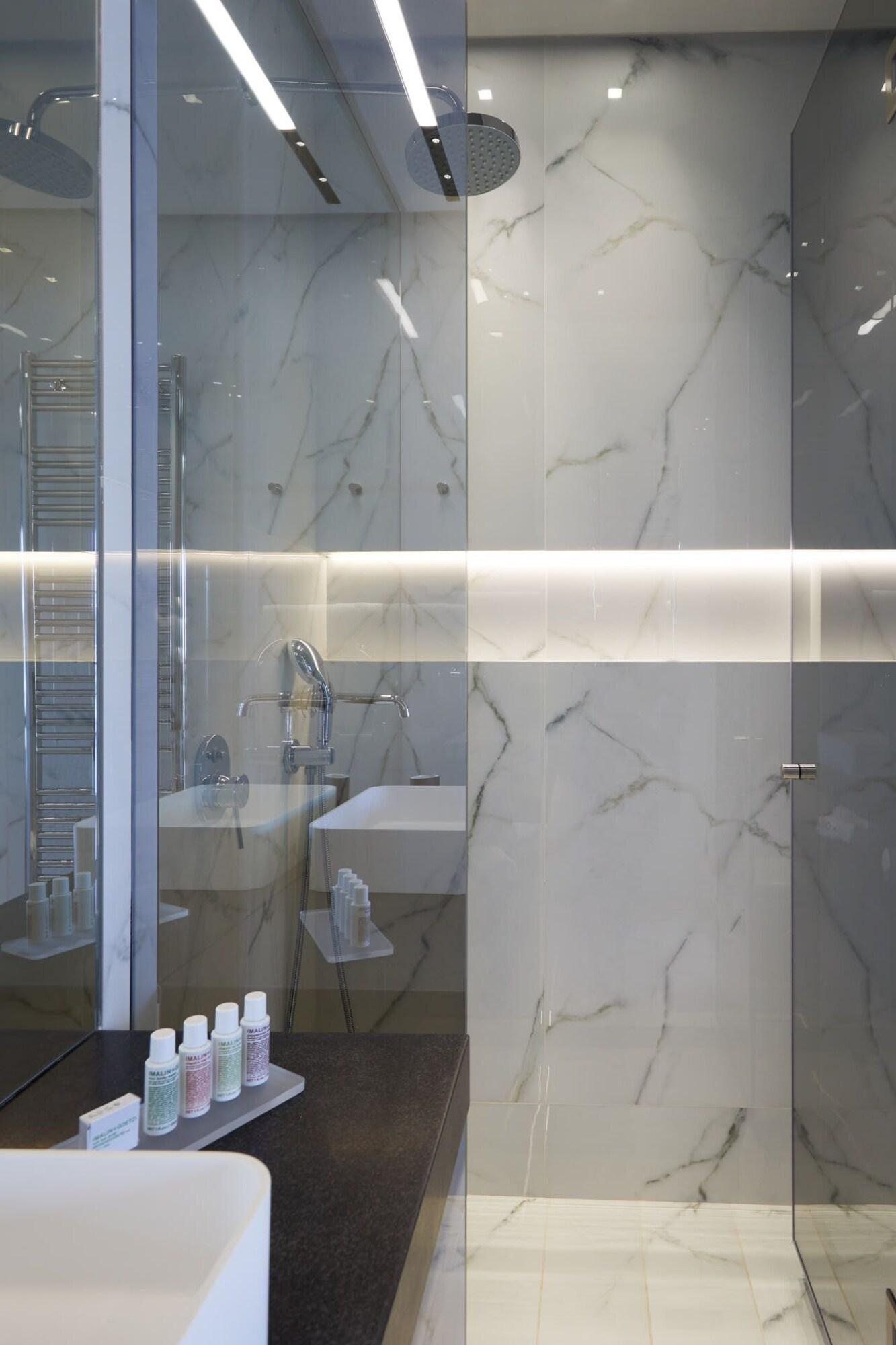 Junior Suite Queen Size Bed