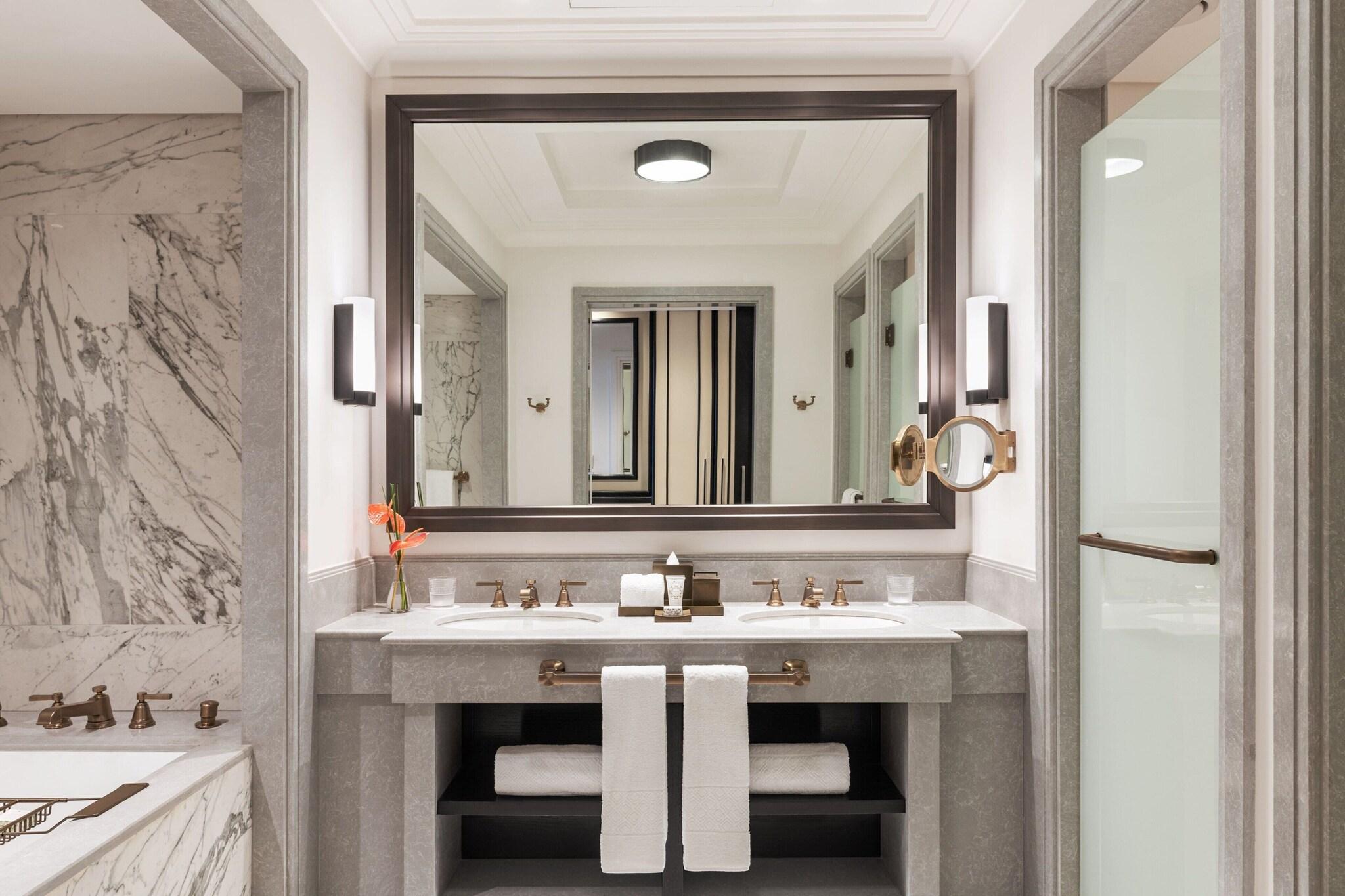 Suite City View King Bed