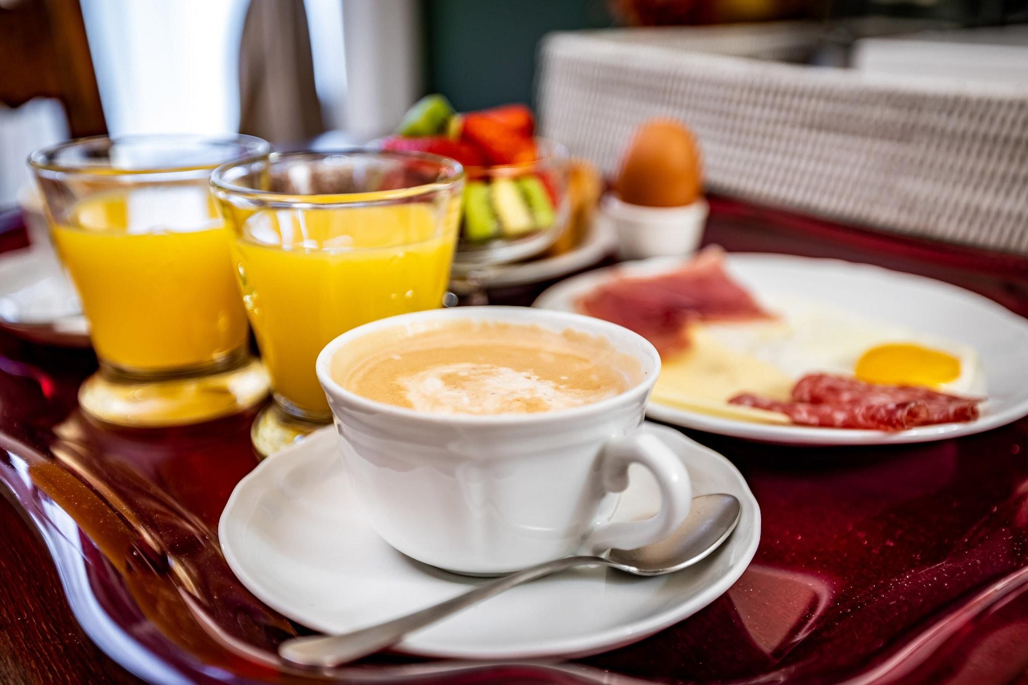 Double or Twin City View Queen Bed