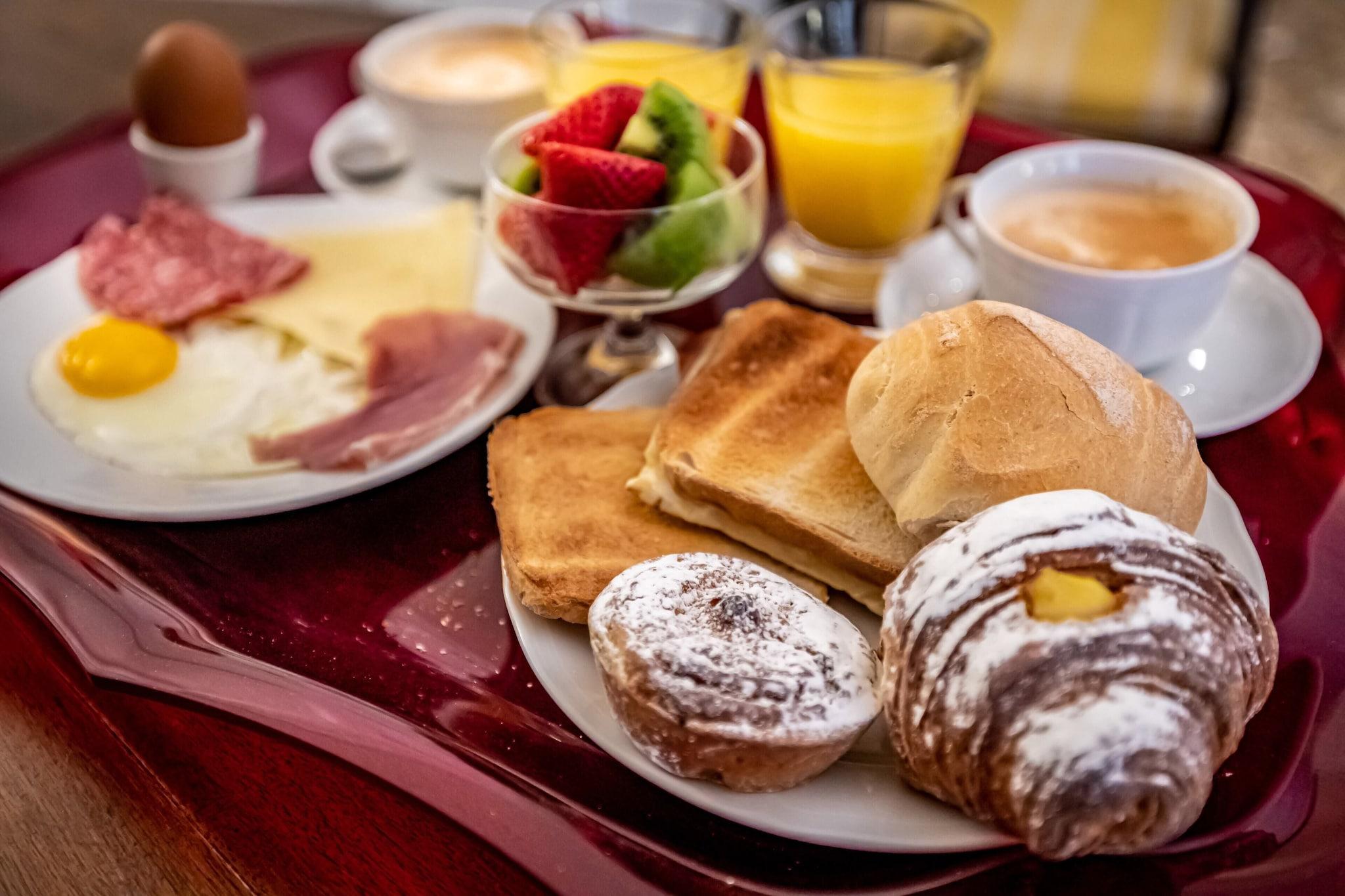 Double or Twin City View Queen Bed