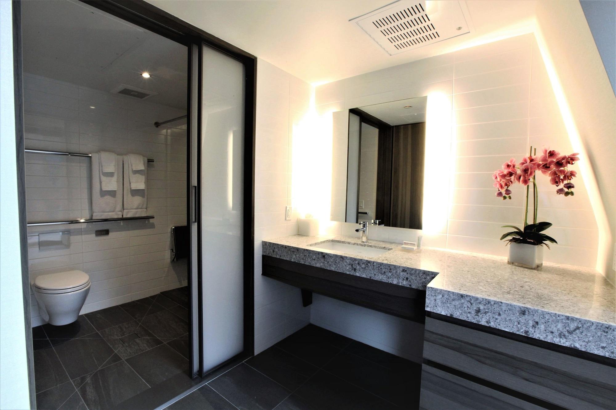 Junior Suite Superior Queen Bed