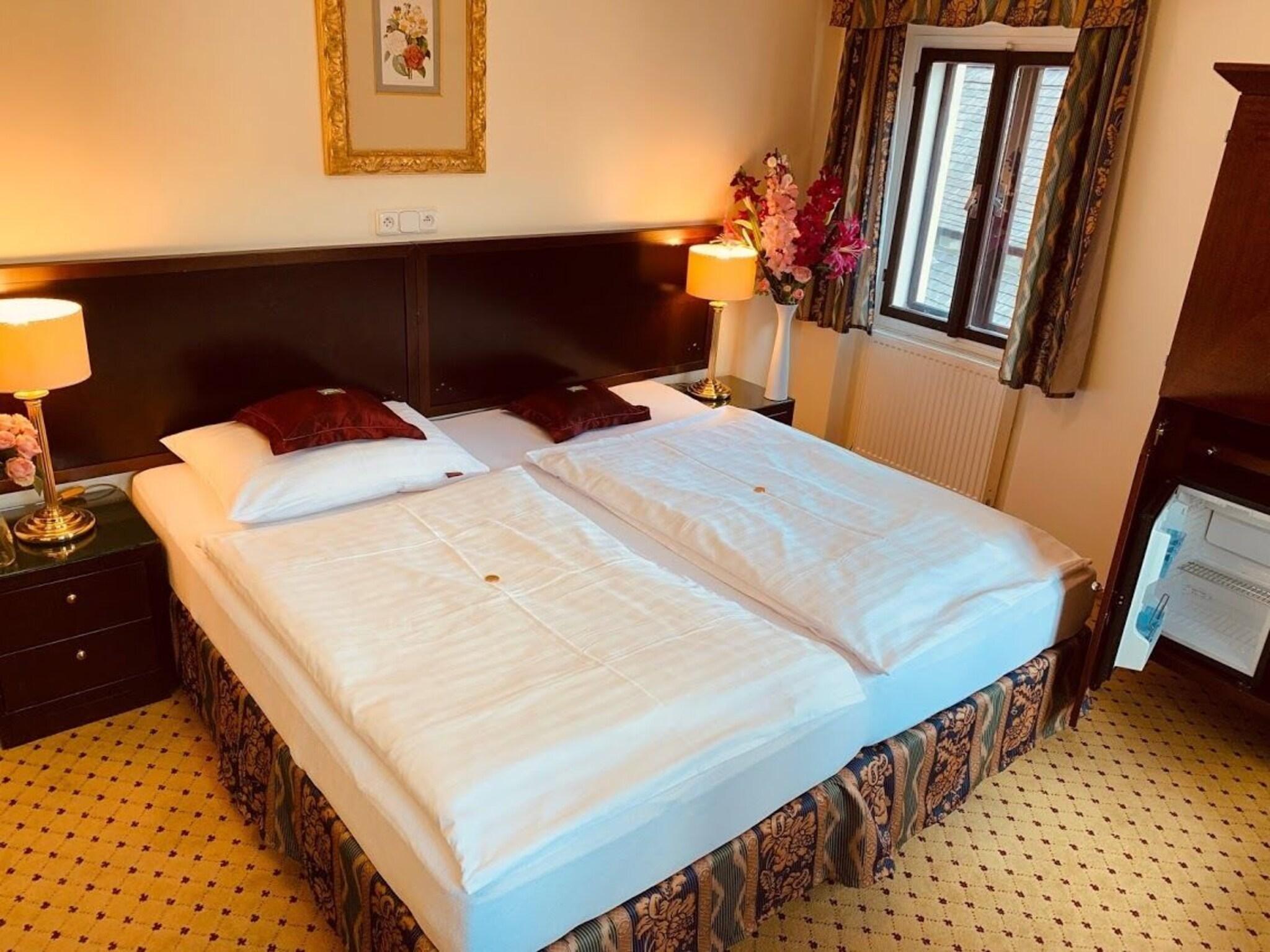 Double or Twin King Bed One Bedroom 