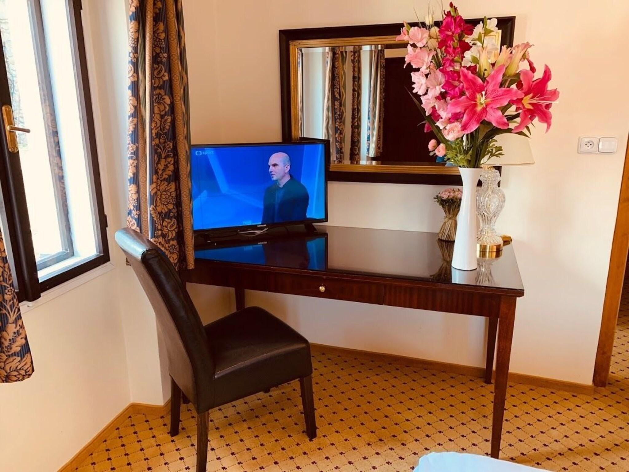 Double or Twin King Bed One Bedroom 