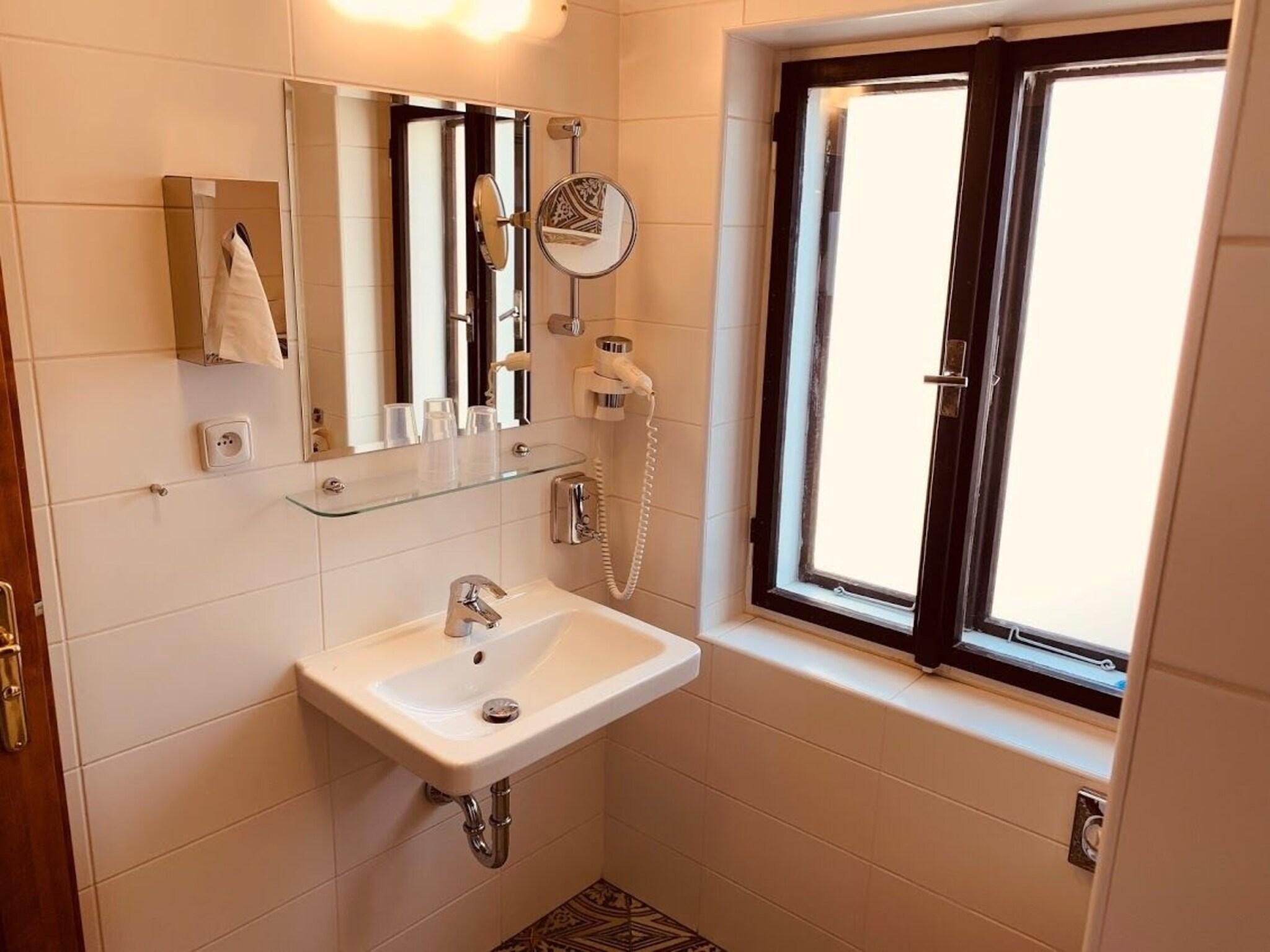 Double or Twin King Bed One Bedroom 