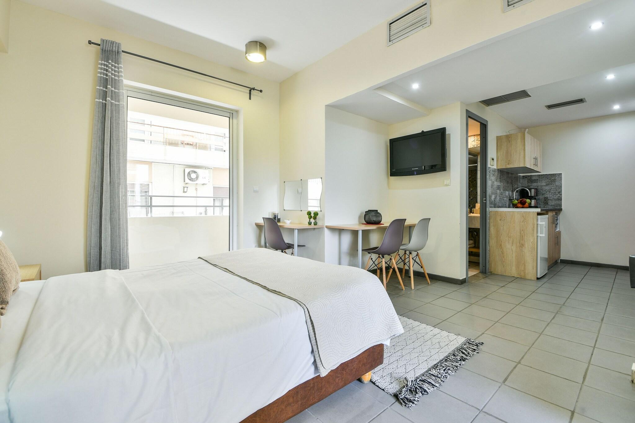 Studio Queen Size Bed