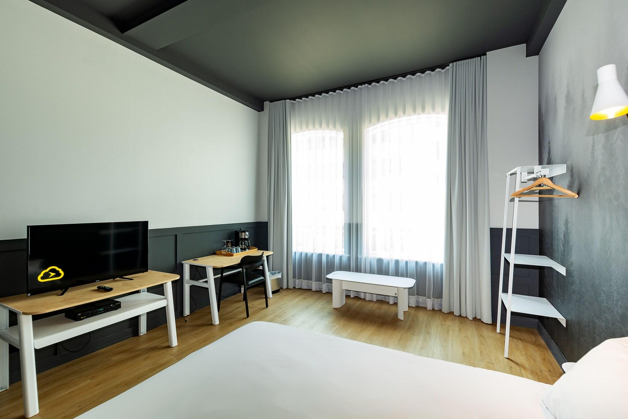 Double Queen Size Bed