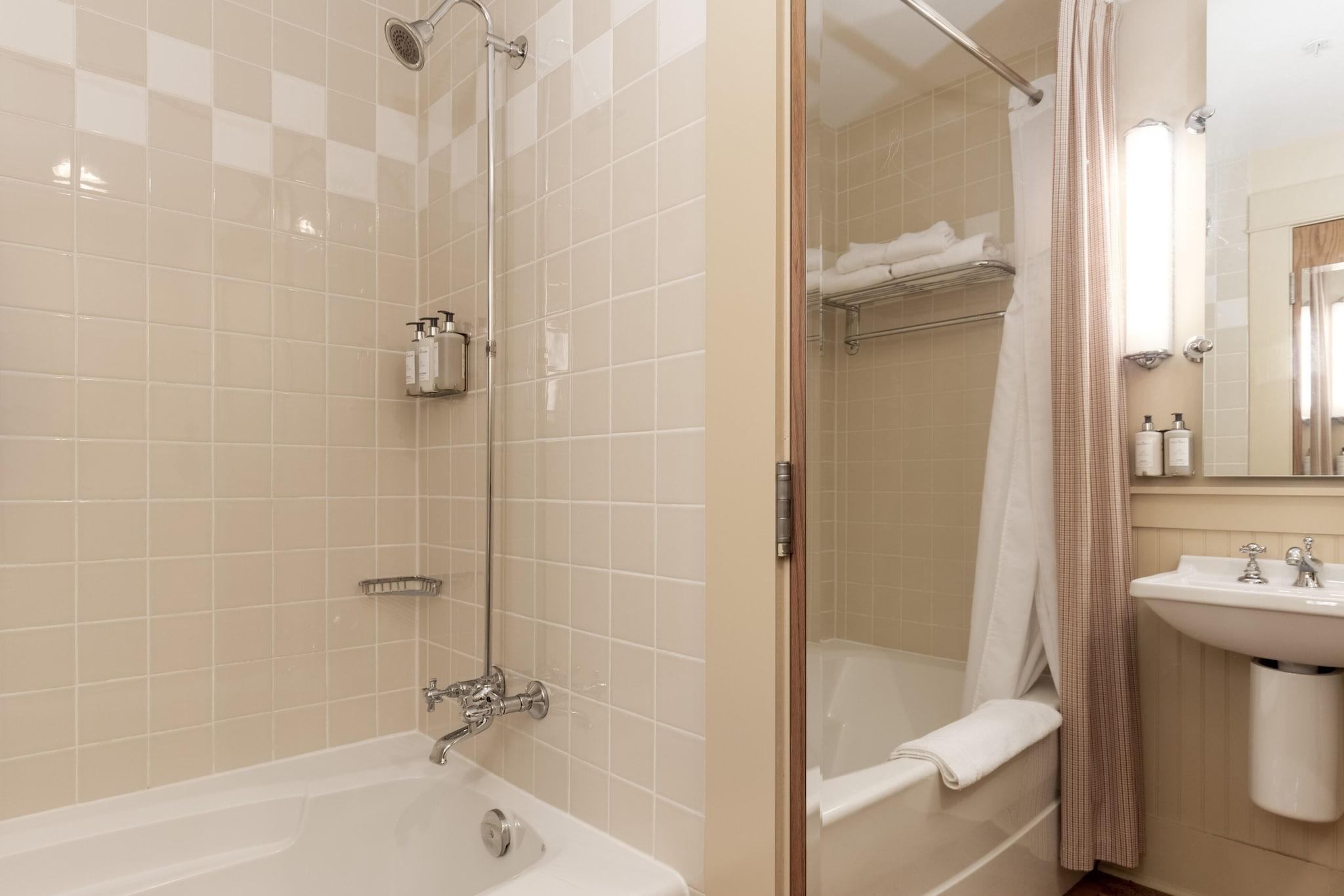 Twin Deluxe Two Queen Beds