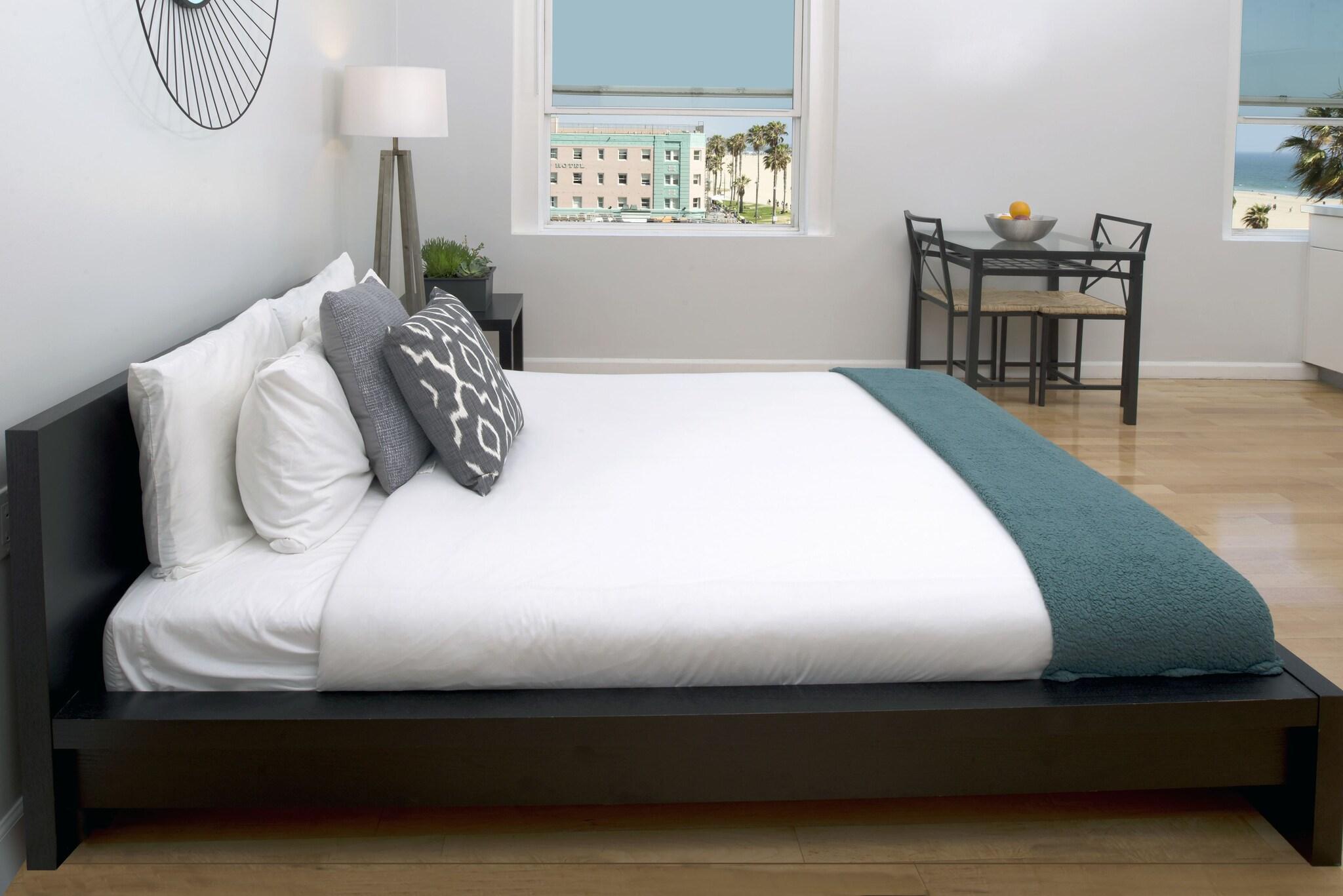 Studio Partial Ocean View Queen Bed