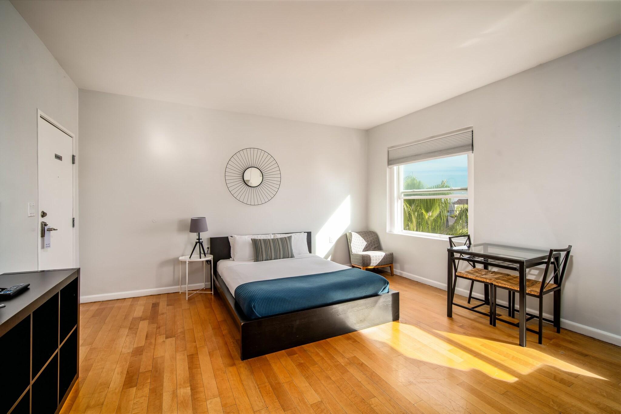 Studio Partial Ocean View Queen Bed