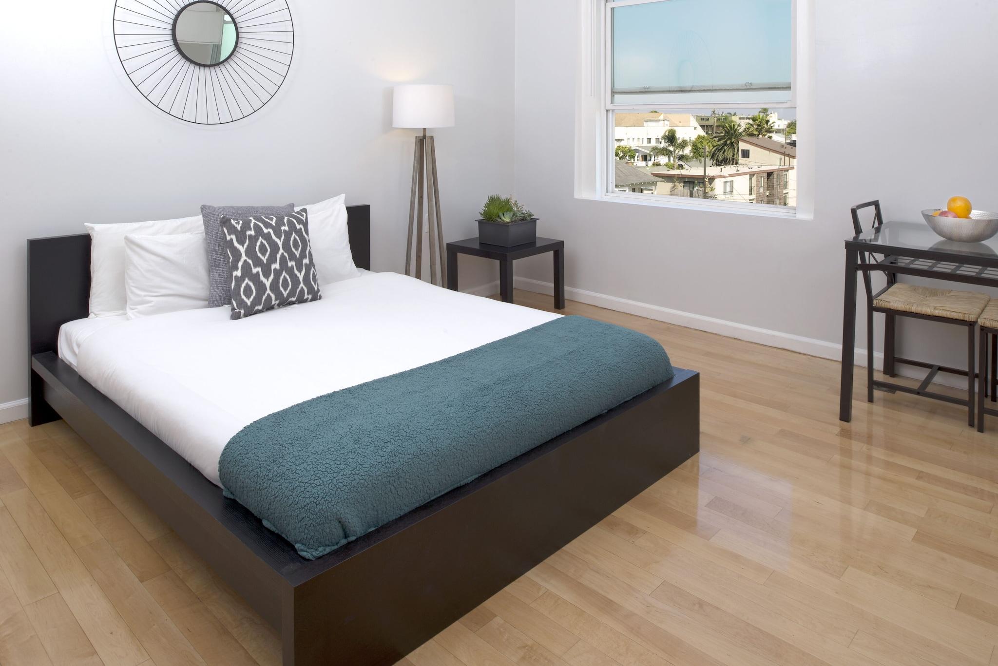 Studio Partial Ocean View Queen Bed